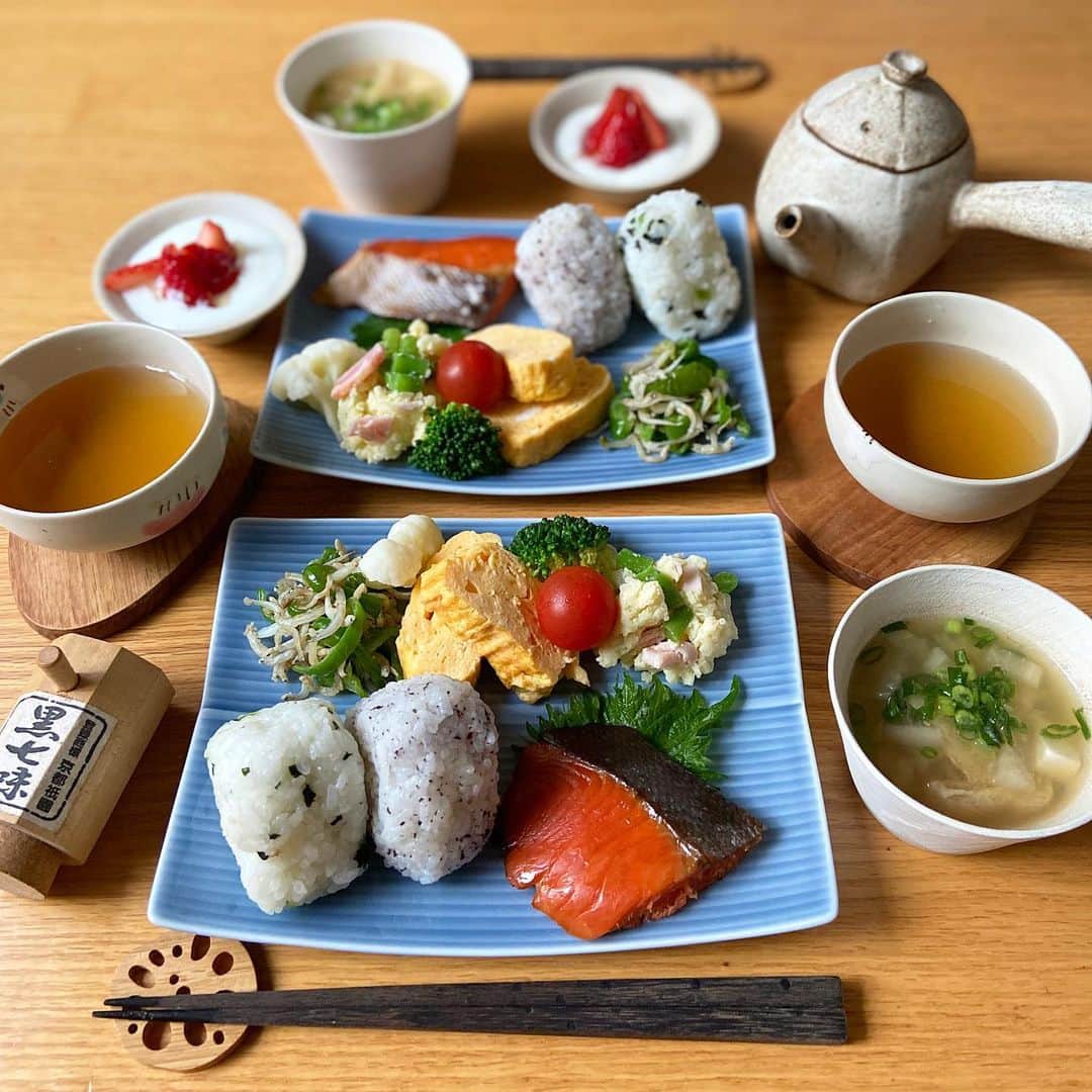 のインスタグラム：「2020.1.29  おはようございます  今日のあさごはんは * ・ゆかり&若菜おにぎり ・野菜と豆腐の味噌汁 ・紅鮭　西京漬け ・ポテトサラダ ・だし巻き玉子 ・ピーマンじゃこ炒め ・いちごはちみつヨーグルト *  今朝はおにぎり🍙 あとは鮭にちょこちょこおかずで。 満腹〜🐖 *  新型ウイルスが怖すぎて ニュースから目が離せず💦 通勤時はマスクすることに しました。 今日は暖かくなるよーで。  ここ3日ほど雨でランニング出来て なくて身体がうずうず。 明日は行けるかなー？  今日もがんばろう〜 *  #あさごはん#朝ごはん#朝食#おにぎり#和食#和ンプレート#ポテトサラダ#無限ピーマン#西京漬け#焼鮭#おにぎりプレート#白山陶器#戸田文浩#石木文#宮崎和食佳子#breakfast#morning#cooking#japanesefood#onigiri#igersjp#locari#macaroniméxico#朝時間#おうちごはん#おうちごはん記録#おうちごはんlover#フーディーテーブル」