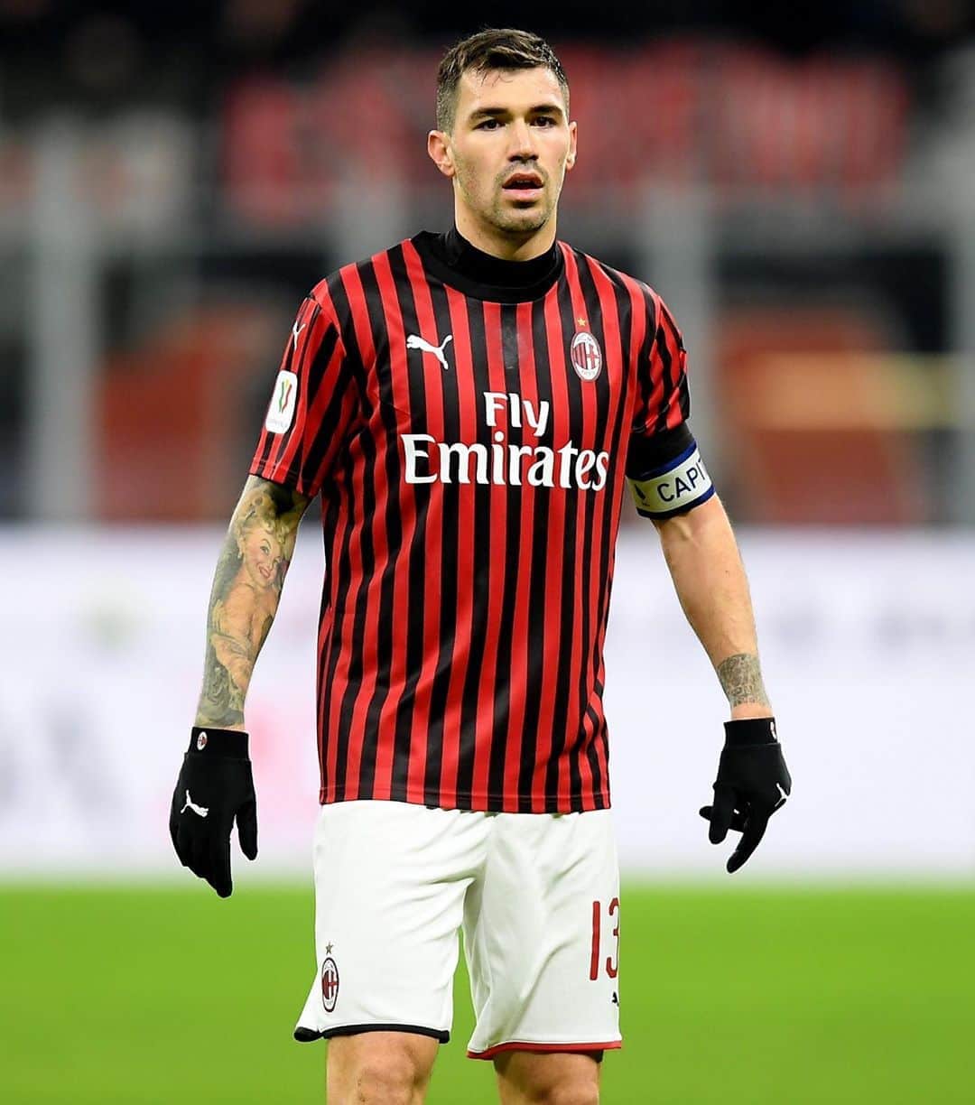 アレッシオ・ロマニョーリのインスタグラム：「Grande prova di carattere.. si continua con il lavoro e il sacrificio che sono alla base di tutto! 🔴⚫️ #CoppaItalia #MilanTorino @acmilan」