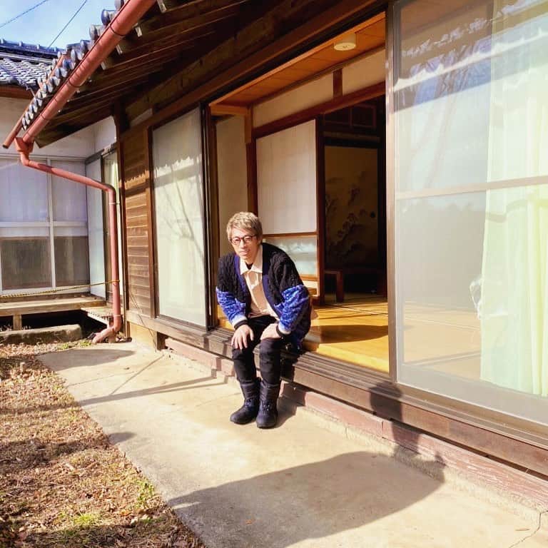 田村淳のインスタグラム：「立ち上がる瞬間をマネージャーに写真撮られたんだけど…縁側のおじいちゃんみたいになったよ^_^元気なおじいちゃんになりたいなぁ」