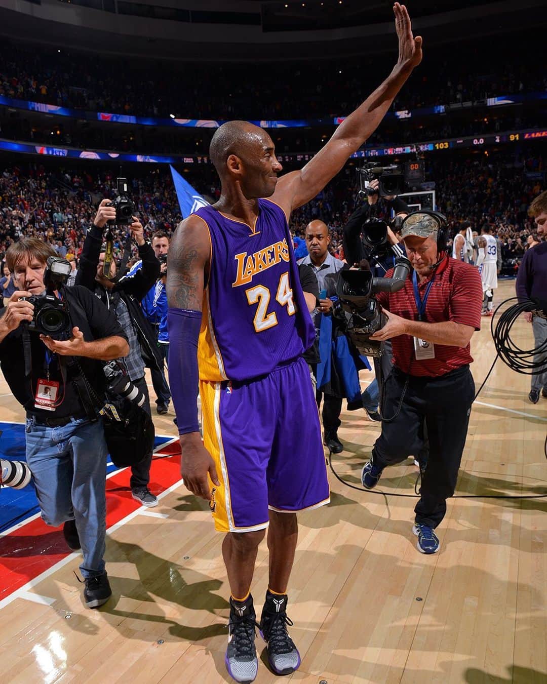 NBAさんのインスタグラム写真 - (NBAInstagram)「Kobe Bryant walks off the court after his final game in Philadelphia.」1月29日 8時52分 - nba