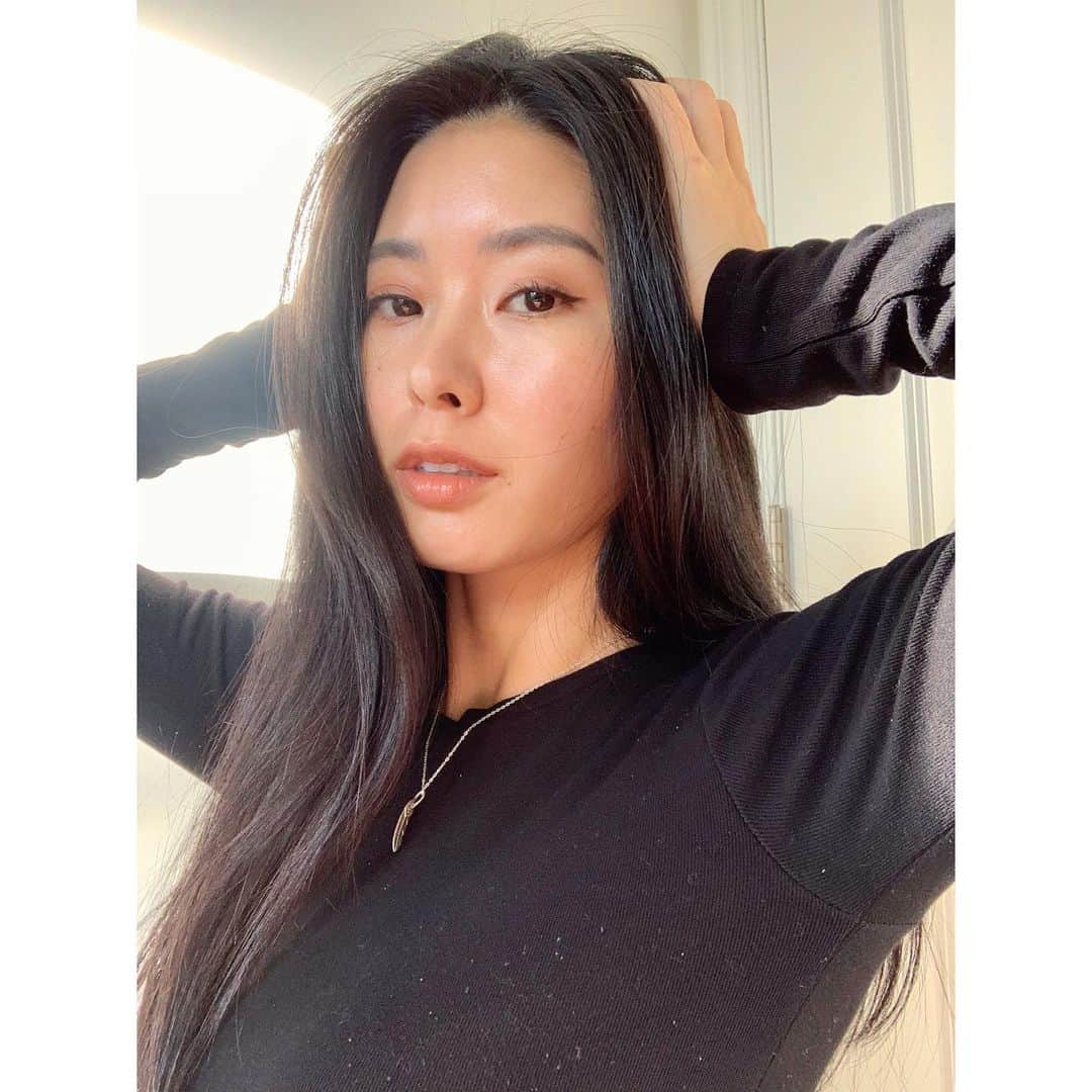 福山智可子のインスタグラム：「Should I cut my hair? 🙄 #ショートにしたい衝動 #longblackhair #revolve」