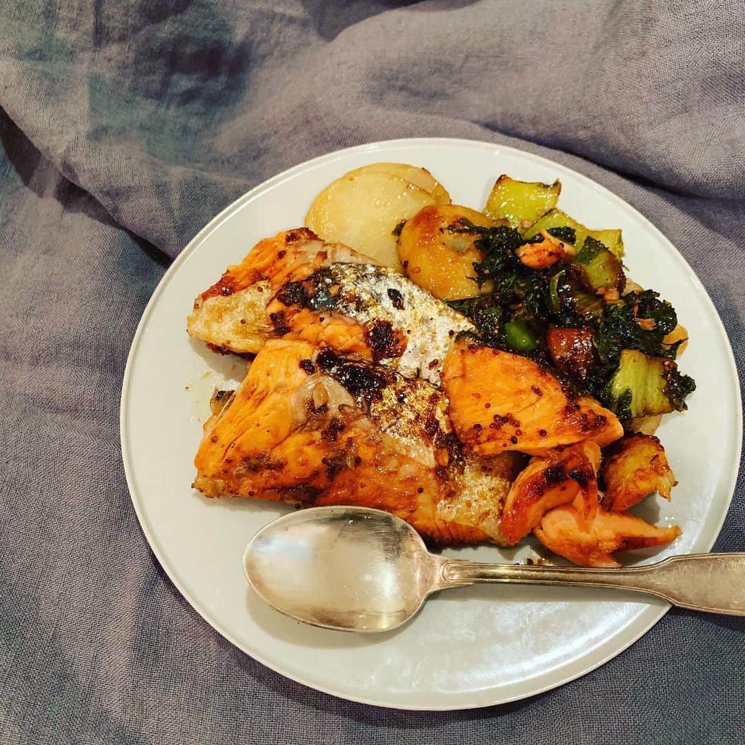 安田美沙子さんのインスタグラム写真 - (安田美沙子Instagram)「時短晩ご飯。 バーミキュラで、シャケ、じゃがいも、かつお菜をハニーマスタードで蒸し焼きにして、WMFの鍋でお米を炊く。玄米ミックスが美味しい❤️ ちょっと崩れちゃったけど、ほったらかしごはんです。 コストコの鮭の切り身ふわふわでおいしーい✨ . . . #instagood #instafood #salmon #honeymasterd #益子焼 #vermicular  #wmf #spoon #vintage #christofle  #息子も食べてくれました #夜も朝もこれ #すまぬ」1月29日 9時04分 - yasuda_misako