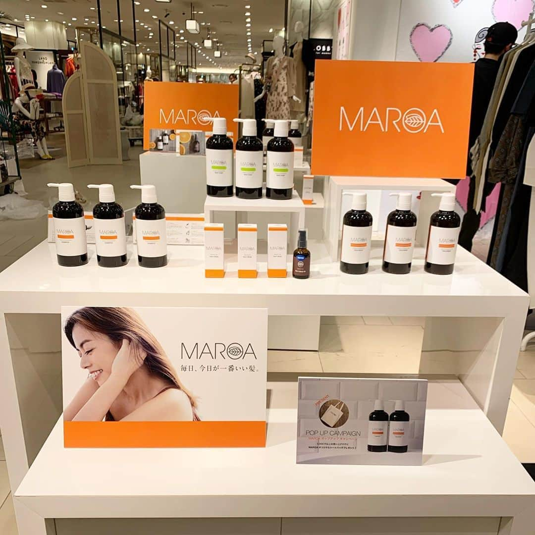 中林美和さんのインスタグラム写真 - (中林美和Instagram)「MAROA初のPOP UP STORE🧡 阪急うめだ4階エスカレーターの目の前にて 本日から開催です！  阪急うめだ先行発売のボディソープ。 こちらお肌がとっても潤い、 精油の調香が驚くほどいい香りに仕上がってます♡ そして、5,000円以上お買上げのお客様には先着で 以前大人気だったトートバッグのプレゼントも！ ※)なくなり次第終了します  私がディスプレイしたPOP UP STORE 大阪お近くの皆さん是非いらしてくださいね！ POP UP STOREは2月11日まで🧡🧡🧡 . #maroa#マロア#シャンプー#エイジングケア#エイジングケアシャンプー#ボディソープ#阪急#阪急うめだ#阪急うめだ本店  @maroa_organic @hankyu_contemporary」1月29日 8時58分 - miwanakabayashi