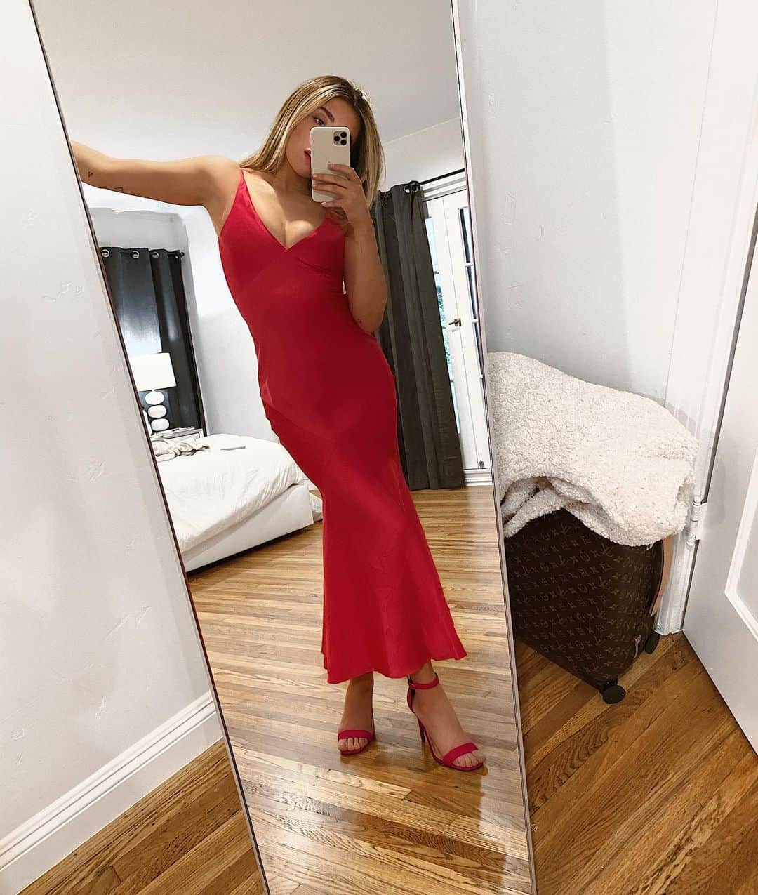 Lauren Elizabethのインスタグラム：「Pick a mood Lauren! ❤️ Can you tell that @justfab shoes always go perfectly with my dresses?? There are new styles in my shop with @JustFabOnline. Check it out exclusively at justfab.com/LaurenElizabeth #JustFabPartner #JustFabStyle」