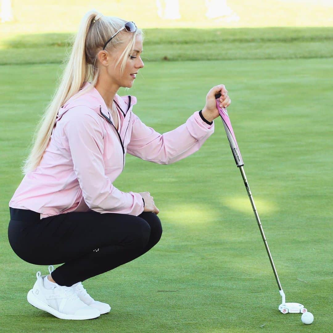 アリサ・ディオミンのインスタグラム：「Having a heart 2 heart with my ball @taylormadegolf #myspider」