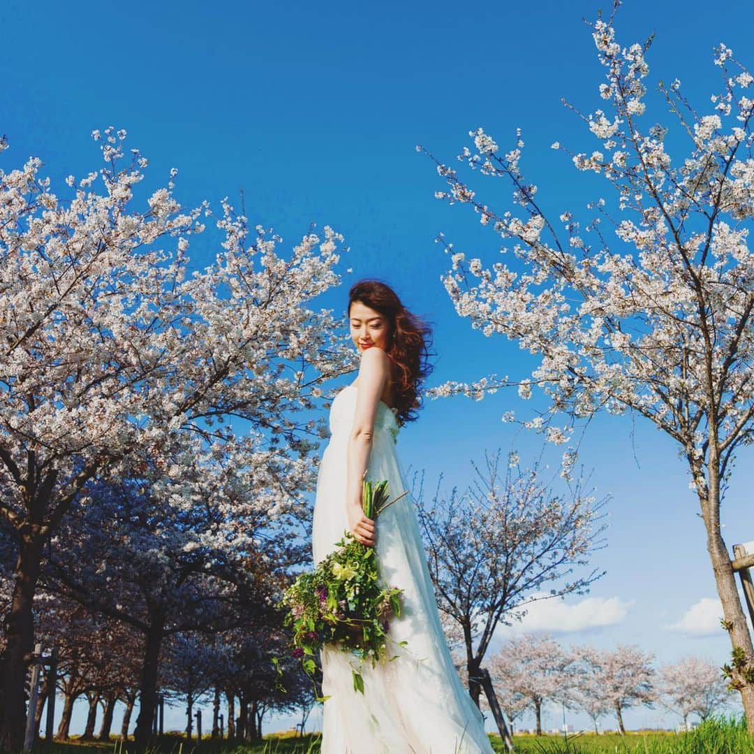 木谷有里さんのインスタグラム写真 - (木谷有里Instagram)「今年結婚する花嫁さんへおすすめ前撮り👰🤵 春の撮影は本当に素敵でした♡ 年に1度しか撮れない桜との前撮り🌸  ブーケも完全オーダーメイド💐 ・ ⚠️こちらは私の💒前撮り写真ではありません。笑  Photo→ @t.w.p.anzawa @takenaoanzawa Flower→ @lecoeul  Model→ @kitani_yuri  #takenaoanzawa  #トップウエディングフォトグラファー #持ち込みカメラマン #結婚式前撮り #ぷれ花嫁 #結婚式前撮りロケーションフォト #結婚式前撮り #アンズフォト #安澤剛直 #東京 #ブライダルフォト」1月29日 9時00分 - kitani_yuri