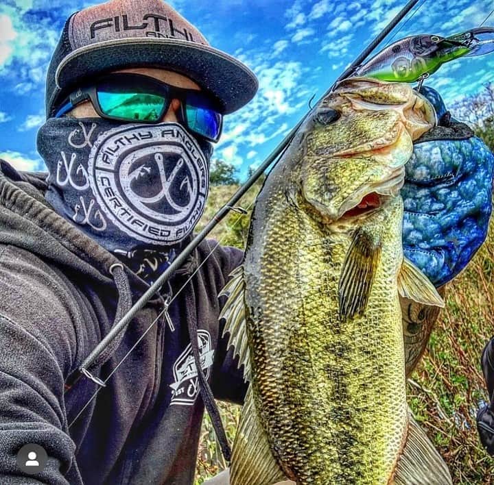 Filthy Anglers™さんのインスタグラム写真 - (Filthy Anglers™Instagram)「This guy takes some solid photos and likes some solid gear. Team Filthy member @socal.bass.angler has been tearing it up with a custom crank bait. While doing so he’s always filthed out, face shield, glasses, hat, hoody and gloves! Quality photo, quality fish, quality person! Congrats on the catch buddy, you are Certified filthy! I know we’ve picked a bunch of new members in the Filthy Family from our recent shows so make sure you tag us in your gear with #filthyanglers and #getfilthy! www.filthyanglers.com #fishing #catchandrelease #bassfishing #largemouthbass #getoutside #anglerapproved #outdoors #teamfilthy #lakelife #salmon #trout #bigfish  #filthyanglers #kayak #nature #largemouth #smallmouth #trout #pond #lake #river」1月29日 9時01分 - filthyanglers