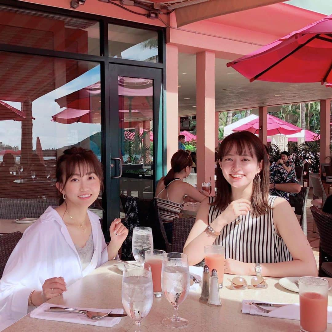 津田麻莉奈さんのインスタグラム写真 - (津田麻莉奈Instagram)「帰国前最後の食事はPink Palaceで🦩 名残惜しいねぇ〜🌴 いつか泊まってみたいねぇ〜🌴 と言いながらグァバジュース飲んで、美味しいランチを食べて、急いで空港へ✈️ ⁑ ⁑ ⁑ ⁑ ⁑ #pinkpalace  #trip #triptohawaii #hawaii #waikiki  #allhawaiijp  #girlstrip #vacation  #ハワイ #ピンクパレス #海#空　 #ハワイ旅行 #まりなる #津田麻莉奈」1月29日 9時01分 - tsudamarinal