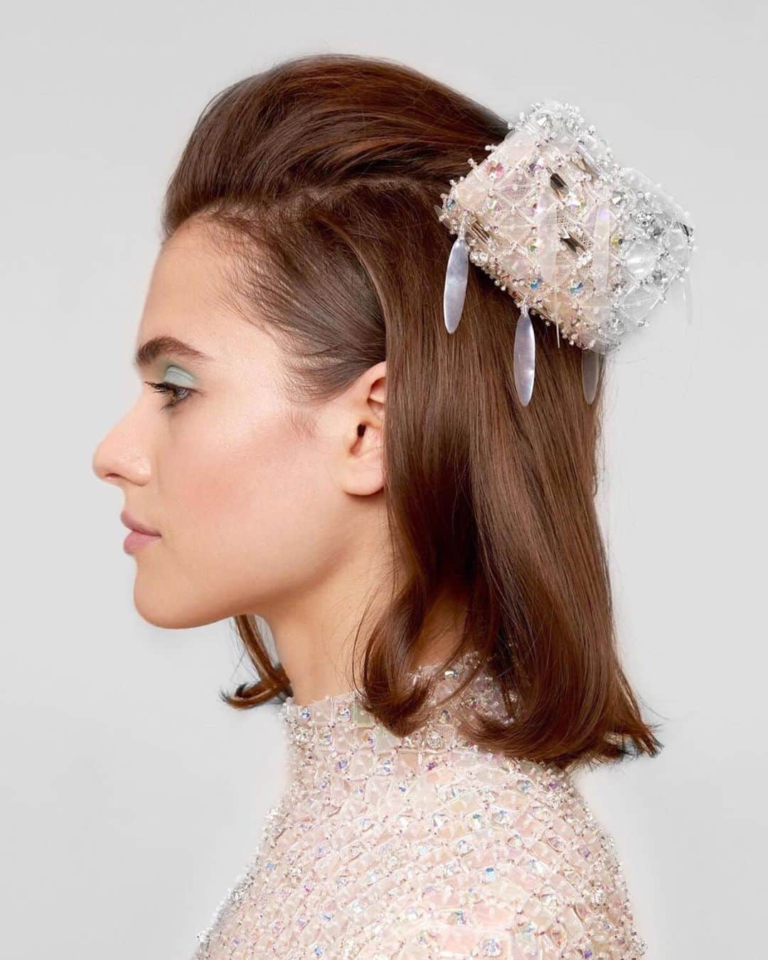エル・マリアージュのインスタグラム：「BRIDAL BEAUTY INSPIRATION✨ ラルフ＆ルッソのクチュールで花嫁にぴったりのボブアレンジを発見。ふんわり立ち上げたフロントのソフトポンパとリボンが主役級のアクセント🎀 .. .. 📸@ralphandrusso, IMAXTREE .. .. #ellemariage #エルマリアージュ #ellebride #結婚準備 #2020春婚 #2020夏婚 #2020秋婚 #2020冬婚 #日本中のプレ花嫁さんと繋がりたい #プレ花嫁 #リボン好き #ウエディングアクセサリー #ヘッドアクセサリー #ralphandrusso #hautecouture2020 #bridalmakeup #花嫁ヘアメイク #花嫁ヘアアレンジ ＃ボブアレンジ ＃ボブ花嫁 #bridesbeauty」