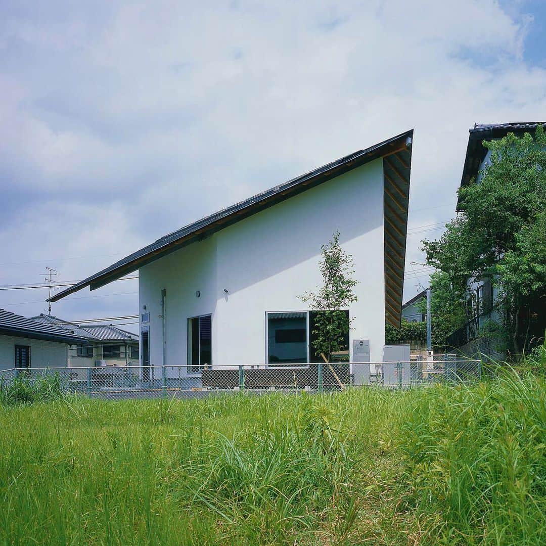 Horibe Associates co., ltd. さんのインスタグラム写真 - (Horibe Associates co., ltd. Instagram)「・ House in Kisaichi  内外の境界を曖昧にし空間・時間・家族をつなぐ大屋根は、「ひとつ屋根の下」の象徴として家族と共に歴史を刻みます。  more⇨@horibeassociates ------------------------------------------ 写 真　市川 かおり ------------------------------------------ #architecture #建築 #architecturephotography #architexture #白い家 #roof#architecturephoto #マイホームメモ#マイホーム計画 #設計事務所#住宅#住宅設計#住宅新築#家#建築家とつくる家#instahome #architettura#instahouse」1月29日 9時28分 - horibeassociates