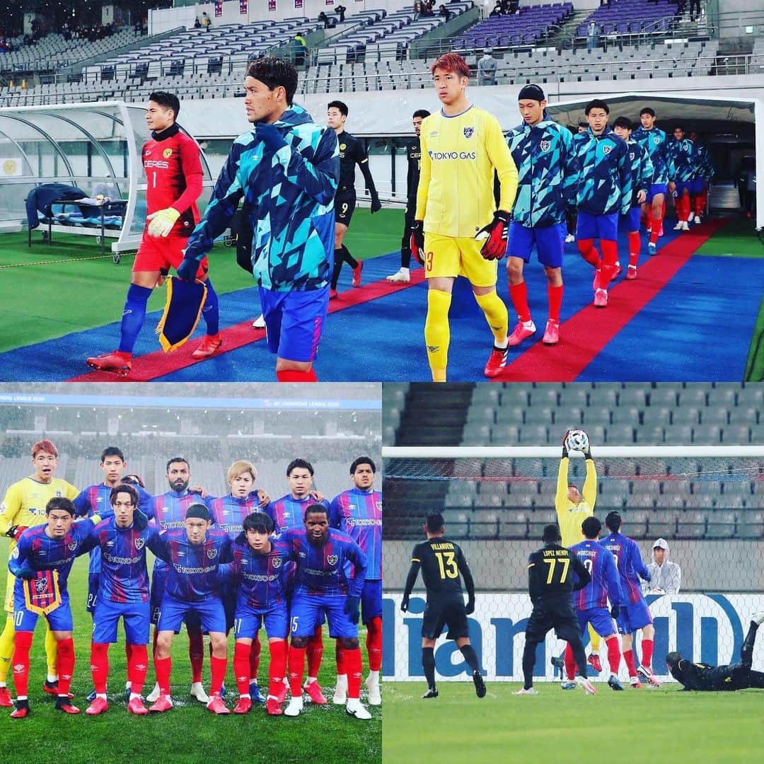 林彰洋のインスタグラム：「VS Ceres Negros FC  人生で公式戦全くピッチに入れずに試合したのは初めてかもしれない。  あれだけボールが止まるピッチ状況、そして雨と気温の中での試合難しいものがありました。  そして何より初戦とはいえ、ACL本戦に行くにあたって絶対負けられない戦いという緊張感がありました。  審判のジャッジもＪリーグとは違うものを感じたし、ACLではこれに合わせていかなくてはならない。  今日の試合では計れないけど、チームとしては成熟度が低いと思う。もっとチーム力、そして個人のコンディションを上げていく必要があるのかなと思う。  とにかく勝利できてよかった。  極寒の中、大きい後押しありがとうございます。 #ACL #playoff #ceresnegrosfc #fctokyo」