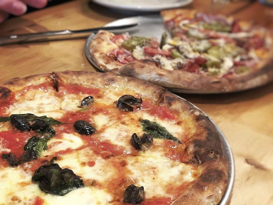 森本あやかさんのインスタグラム写真 - (森本あやかInstagram)「ピラティス帰りに﻿ ママ　@kazue_jan06 とpizza食べに行ったで🍕﻿ ﻿ オープンした時からずーっと気になってたお店。﻿ ﻿→ @critterspizza ﻿ 気になるお店いっぱいあるけど﻿ いつもどこ行く？って時存在忘れてまうねんけど🤣﻿ ﻿ ﻿ カジュアルなアメリカのpizzaじゃなくて﻿ なんだかオシャレなpizzaの味🍕👍﻿ ﻿ アメリカpizzaが食べたくて行ったら﻿ 物足りない感じがするかも🤔﻿ 今日はpizzaの口ちゃうねんな〜って時は﻿ これなら全然いける👍ってなると思う😆💕﻿ ってそれどんな時やねん。笑﻿ ﻿ ﻿ 大好きなマルゲリータにブラックオリーブを♡ ﻿ 美味しくてペロリと食べちゃいました😋😋﻿ ﻿ ﻿ #pizza #ピザ #ピザランチ #アメ村 #大阪 #大阪グルメ #アメ村ランチ #大阪ランチ #critterspizza #おしゃれな味 #美味しい #」1月29日 9時44分 - ayachi0120