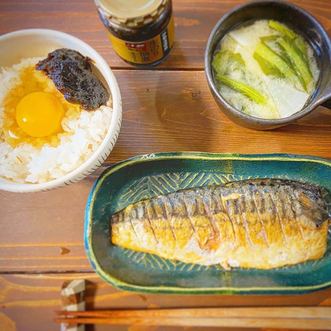 原田良也さんのインスタグラム写真 - (原田良也Instagram)「【本日の朝食】 平和堂の「生のり佃煮」を卵ごはんにのせて。 甘味がきいたのりの佃煮のご飯と卵との相性、ギャーーー！！！((((；ﾟДﾟ))))))) #平和堂 #アルプラザ #ビバシティ #フレンドマート #滋賀県代表スーパー #どこの駅前にもほぼ絶対ある #商品の質が素晴らしい #ewa #イーワ商品 #激ウマ #サバの塩焼き #味噌汁 #と共に #生のり佃煮 #磯じまん #伊勢志摩産」1月29日 9時49分 - irasshassee