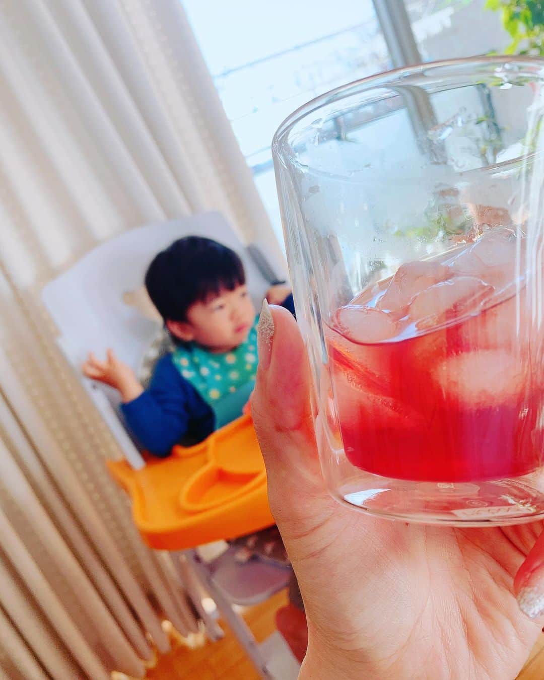 氷浦紫さんのインスタグラム写真 - (氷浦紫Instagram)「免疫をあげようということで、お友達の勧めで我が家ではこちらを飲むことに。 水を頼んだつもりが、アクエリアス的なちょっと甘いほうを頼んでしまった。箱で笑 また別便では水が来る。 でも、息子ちんは美味しいから飲んでくれた。#結果オーライ  #イミューズ#imuse#プラズマ乳酸菌#プラズマ乳酸菌1000億個配合 #model#イアラモデルエージェンシー #iaramodelagency  2枚目は昨日買った#飲む酢 酢も大好き！！めっちゃうまい！！」1月29日 10時05分 - yukalihiula