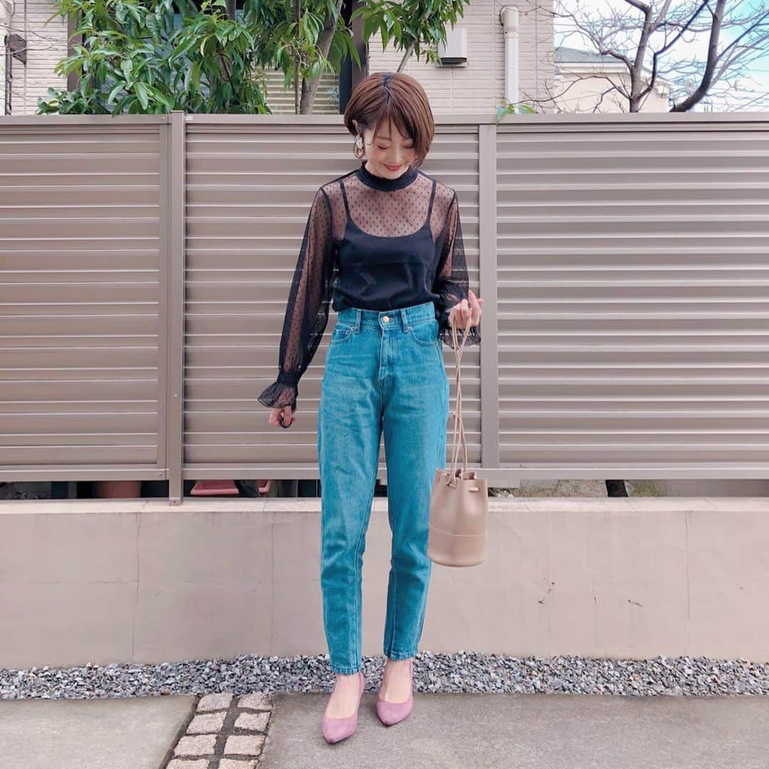 Kikuno Sayumiさんのインスタグラム写真 - (Kikuno SayumiInstagram)「〻GU code〻 ・ ・ ・ @gu_for_all_ の#シアーインナーt ・ 春気になる#シースルー アイテム。ドットも気になる🥰 ・ ちょいセクシーな感じやからハイウエストデニムでカジュアルダウン！ ・ ・ ・ tops▶ @gu_global denim▶ @duna.gc bag▶ @a_trend_ld pierce▶ @m.noripeee ・ ・ ・ #ファッション#コーデ#ママ#ママコーデ#プチプラコーデ#大人カジュアル#大人可愛い#春コーデ#ママリファッション#シンプルコーデ#ゆるコーデ #158cmコーデ #guコーデ #ママリ#locari #令和ベイビー #ドット#GUstyle#gupr#みんなのGUコーデ#産後コーデ#授乳コーデ#gu_for_all#Tシャツ」1月29日 10時05分 - sayumikikuno