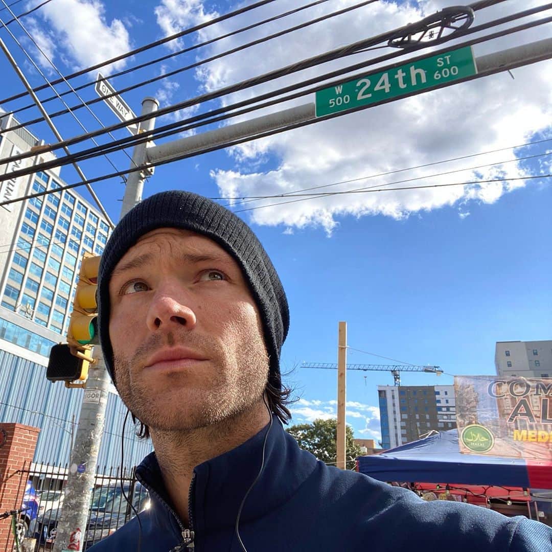 ジャレッド・パダレッキのインスタグラム：「Hey #spnfamily  Recent events have made me reflect on life, love, loss, and all of the blessings I’ve experienced in my days on this earth. I’ve taken time to think about how I spend MY time. More importantly, how i WANT to spend my time... People i want to spend it with. Places I want to go. Books i want to read. And on and on and on... Ultimately, I want to spend time doing that which brings me joy. IDEALLY, doing things that will also bring OTHERS joy.  Today, I took the time that was gifted to me and went for a run around the city that i love. The city I dreamt about living in as a child. The city where I’m now blessed to lay my head. Austin brings me a warmth and a happiness and a peace that i have been unable to find anywhere else in my travels. I love being here. (I’ve even convinced a few friends to move here! 😁). On February 16th, I’m going to run through 26.2 miles of this place I call home for the Ascension Seton Austin Marathon.  I was lucky enough to participate last year as well, and it definitely brought me joy (even through all of the aches and pains!). Some of y’all out there have experienced the journey of running a marathon (it was, I must warn you, named after a poor chap that died upon completion 😳). There are highs. There are lows. And, among those highs and lows, there is appreciation. Gratitude. The opportunity to join an ephemeral community, bound together through a shared love of running, or of the outdoors, or for charity, or for the locations where it takes place (or, possibly through losing a bet 😂). It’s a struggle, for sure. But it’s a struggle that I am blessed and fortunate enough to be able to face head-on.  I’ll be keeping in touch over the next 2 and a half weeks as I put the finishing touches on my preparation.  I would LOVE your support  Most importantly, i would love for you to MAKE EVERY EFFORT to do something that brings you joy.  Call a loved one.  Go for a walk.  Sneak in some precious alone time.  Watch your favorite tv show. 😜  Do SOMETHING with your precious time that lets the world know you are grateful.  After all, none of us know how much time we have left.  With love and gratitude. Always. -jp #austinmarathon」