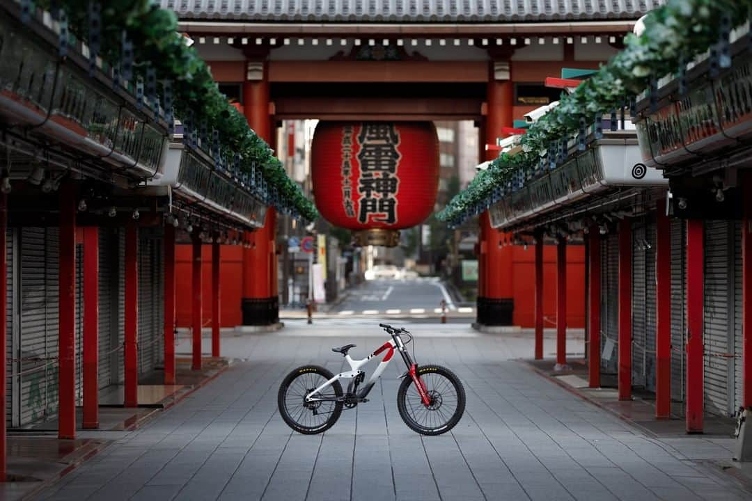 BONXのインスタグラム：「@brandonsemenuk set foot on Japan for the first time. Then, Lightspeed was born.⁠ Check @revel_co 's new project shot in Hakuba, Japan. You'll soon realize Hakuba has more to offer than its famous powder snow.⁠ #GoBonx #GoMakeNoise⁠ .⁠ .⁠ .⁠ #bonxmini #Bonx #technology #extreme #communication #gear #outdoorsports #extremesports #grouptalk #sportstech #sportstechnology #headphones #wirelessheadphones  #bikelife #mtb #mtblife #mountainbike #hakuba @hakubavalley @hakuba_iwatake @redbull⁠」