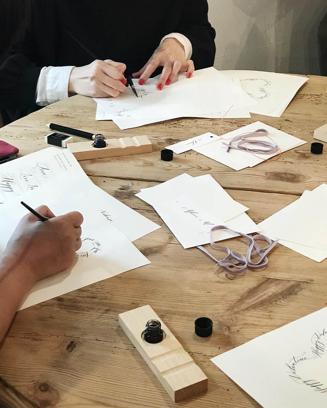Veronica Halimさんのインスタグラム写真 - (Veronica HalimInstagram)「Some photos from yesterday Valentine’s workshop collaboration with @flowernoritake and @tisane_infusion in Nagoya.  It was an amazing session filled with all the the beautiful things. Thank you for those who participated. Looking forward for the next one. — #vhcalligraphy #truffypi #truffypiinjapan #カリグラフィー #カリグラフィースタイリング #カリグラフィーワークショップ #モダンカリグラフィー　#flowerworkshop #valentineworkshop #calligraphystyling #calligraphyworkshop #japanflower #flowernoritake #名古屋 #winter」1月29日 10時03分 - truffypi