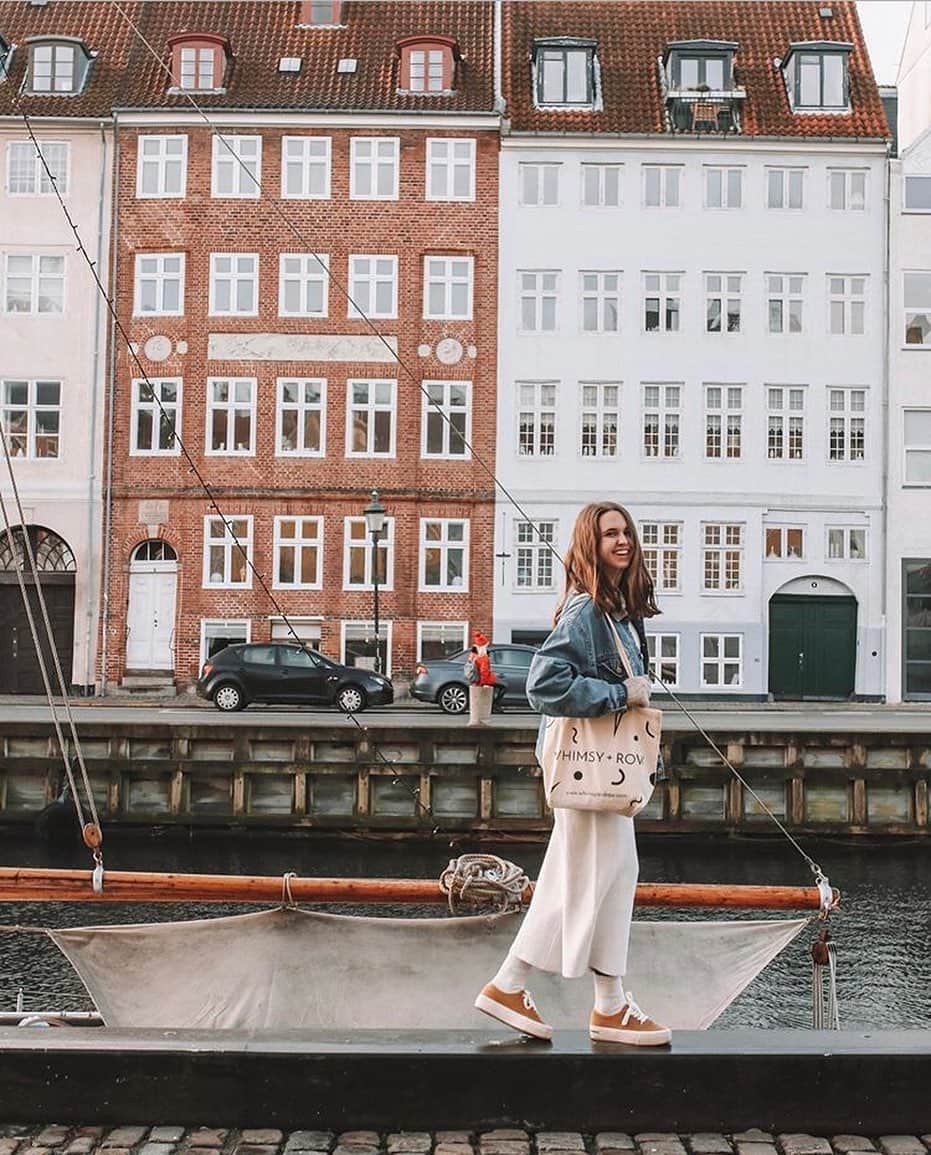 シービーズのインスタグラム：「2020 travel plans - where are you  headed? ✈️ #showupinseavees  Photo: @becca.lw」
