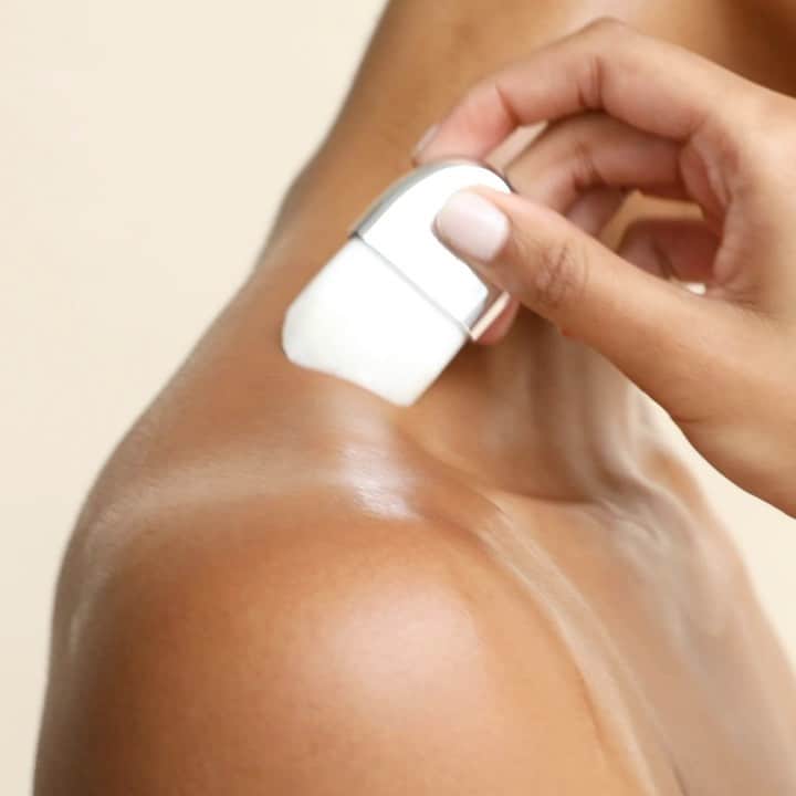ドゥラメールのインスタグラム：「Don’t neglect the neck, nor the care of your application brush! Remember to wash it with mild soap and water after each use, gently massaging bristles between fingers to squeeze out excess water. Reshape brush head and dry on a flat, non-absorbent surface.」