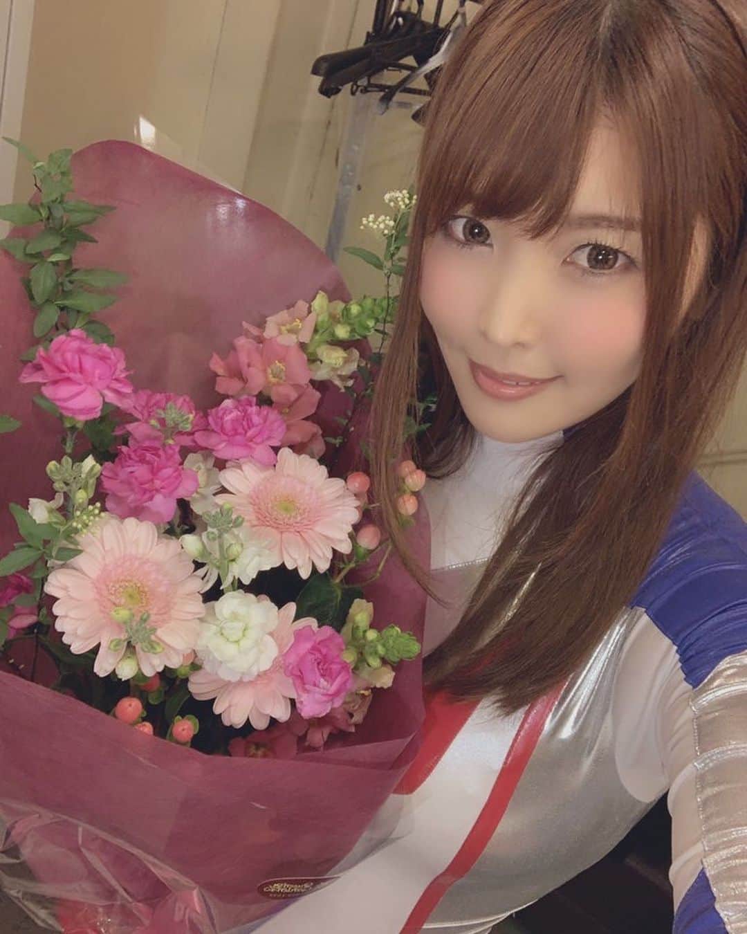 新村あかりのインスタグラム：「オールアップ！！ZENピクチャーズ様からお花いただきました🌺🎶 #特撮」