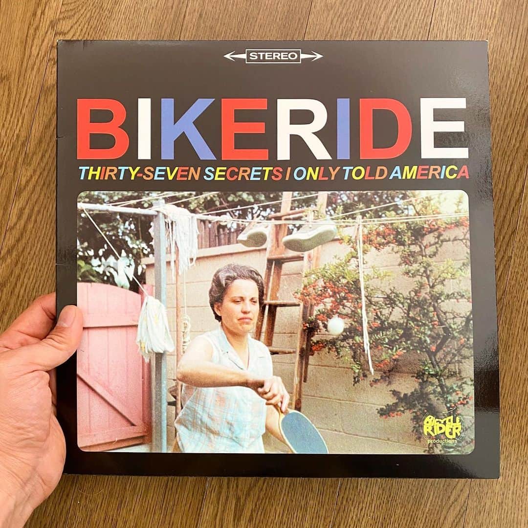 山田稔明さんのインスタグラム写真 - (山田稔明Instagram)「イギリスのバンドだと思ってたBIKERIDEはアメリカのバンドだった。1999年リリース、同時代性。 #朝一番に聴くレコード」1月29日 10時35分 - toshiakiyamada