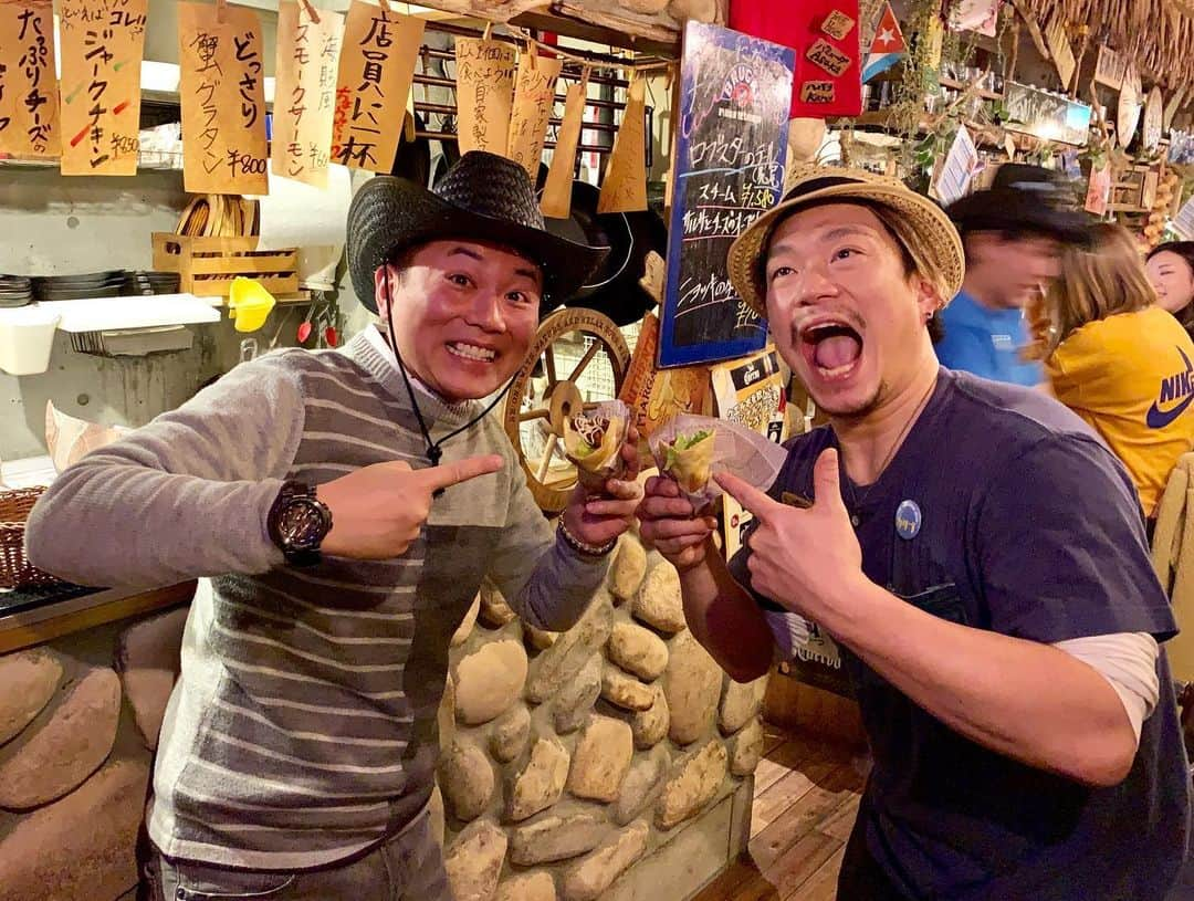 わっきーさんのインスタグラム写真 - (わっきーInstagram)「町田にあるカリブ海酒場！ こだわりのタコスとジャークチキンが看板メニュー。 この店はとにかく店員さんが超明るい👍 全員顔出しOK、いやむしろ僕より出たがりでした笑 写真撮り忘れてしまったけど、キャットフィッシュフライ(ナマズ)を初めて食べたんだけど、めっちゃ美味しかった！ふわふわで身がしっかりある。 一緒に写ってるのが、キャプテンの田中さん。 ありがとうございました😊  #カリブのバル  #カリブの酒場 #カリブ海料理  #タコス  #タコス食べ放題  #ジャークチキン  #ジャンバラヤ  #町田  #町田グルメ  #町田飲み  #町田居酒屋  #東京グルメ #youtube #youtuber #わっきーtv #わっきー #食レポ #飯テロ #飯テログラム #飯テロ動画」1月29日 10時39分 - makoto_ishiwaki