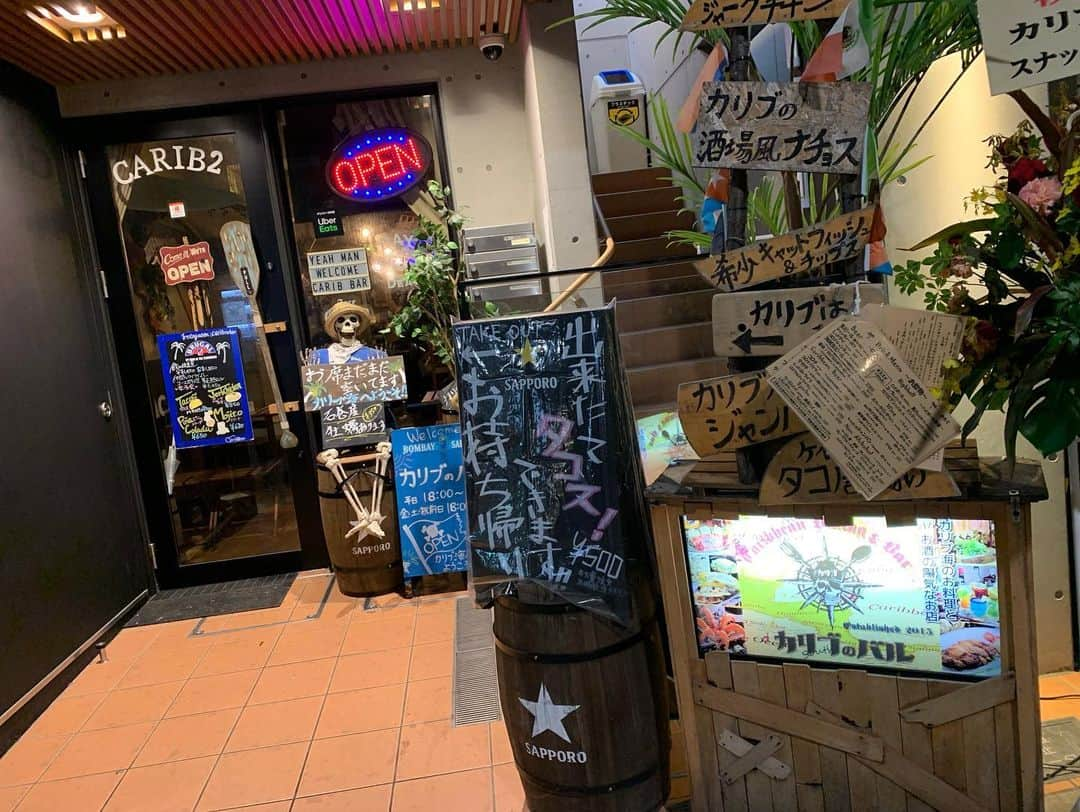 わっきーさんのインスタグラム写真 - (わっきーInstagram)「町田にあるカリブ海酒場！ こだわりのタコスとジャークチキンが看板メニュー。 この店はとにかく店員さんが超明るい👍 全員顔出しOK、いやむしろ僕より出たがりでした笑 写真撮り忘れてしまったけど、キャットフィッシュフライ(ナマズ)を初めて食べたんだけど、めっちゃ美味しかった！ふわふわで身がしっかりある。 一緒に写ってるのが、キャプテンの田中さん。 ありがとうございました😊  #カリブのバル  #カリブの酒場 #カリブ海料理  #タコス  #タコス食べ放題  #ジャークチキン  #ジャンバラヤ  #町田  #町田グルメ  #町田飲み  #町田居酒屋  #東京グルメ #youtube #youtuber #わっきーtv #わっきー #食レポ #飯テロ #飯テログラム #飯テロ動画」1月29日 10時39分 - makoto_ishiwaki