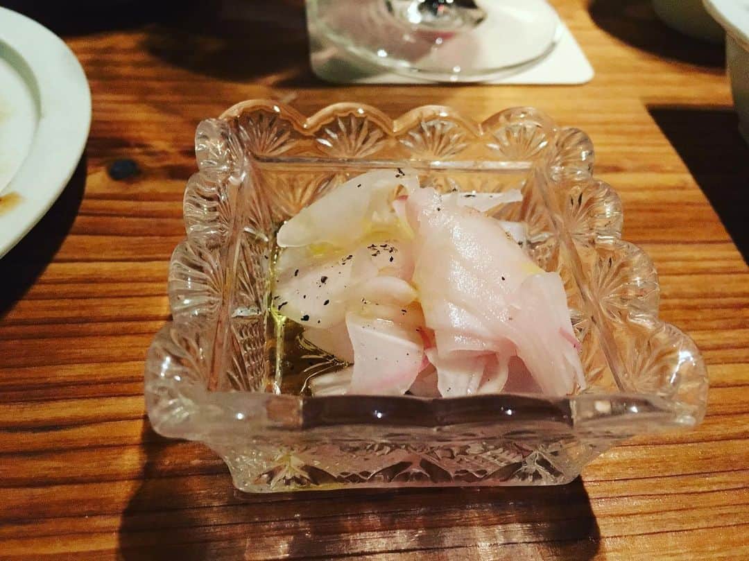 小橋めぐみのインスタグラム：「焼き鳥屋さんにて。 ガリに黒コショウかけただけなのだけど、酒のつまみにぴったりでした🍶真似してみよう。 #写真見てるとオリーブオイルも？」