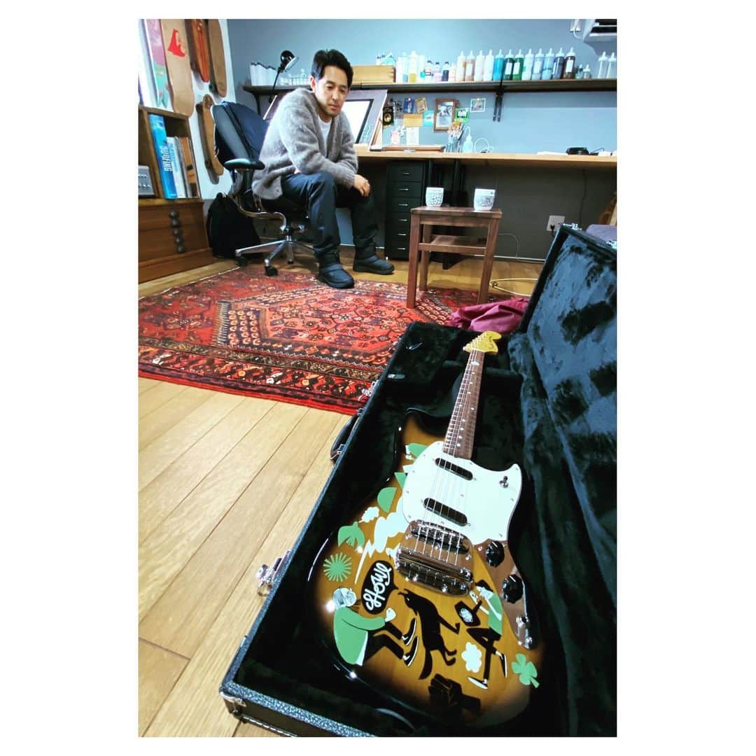 Caravanのインスタグラム：「2020.01.29.  先日フェンダーから発売された  花井祐介モデルのマスタングを  花井くんのアトリエに遊びに行きつつ  ちゃっかり借りて来ました。  スタジオで鳴らすのが楽しみ。  新しく完成したアトリエは  居心地よくて素敵な秘密基地。  完成おめでとう！  #yusukehanai」