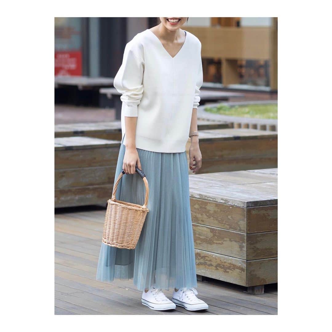 NATURAL BEAUTY BASICさんのインスタグラム写真 - (NATURAL BEAUTY BASICInstagram)「ざっくりＶネックで顔周りをスッキリ見せてくれるニットは、ドロップショルダーで抜け感も。チュールスカートと合わせて軽やかさをプラス♪  #knit 【Color】#オフホワイト#ピンク#ネイビー 【Size】M  #skirt 【Color】#ミントグリーン#ベージュ 【Size】S/M  #shoes 【Color】#ホワイト#ベージュ 【Size】23.0/23.5/24.0  #naturalbeautybasic #NBB #ナチュラルビューティーベーシック #vネックニット  #チュールスカート #プリーツスカート  #コンバース #きれいめカジュアル  #着用者158cm #今日のコーデ #January」1月29日 10時59分 - naturalbeautybasic_official