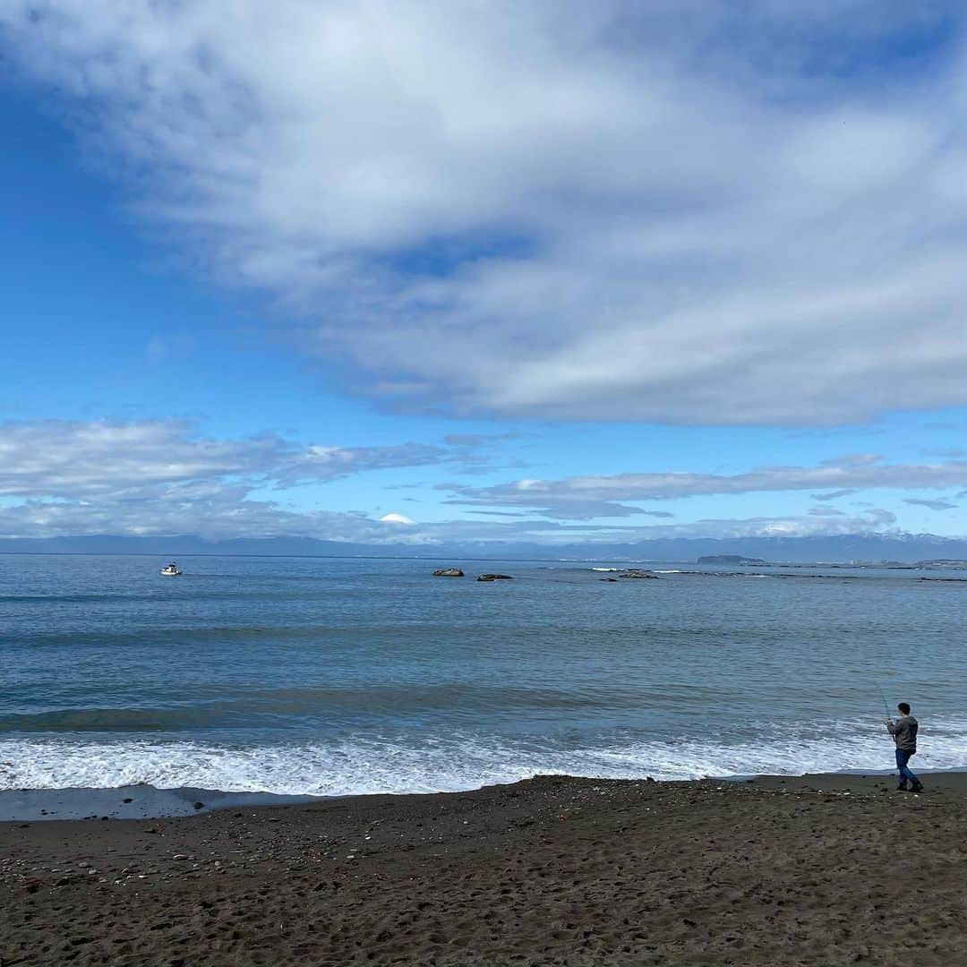 Hiroe Hiranoさんのインスタグラム写真 - (Hiroe HiranoInstagram)「Morning Training 💪﻿ ⏩ウォーミングアップ﻿ ⏩アニマルトレーニング﻿ ⏩タバタ﻿ 40分ほどの朝の運動。﻿ 身体も心もスカッと❗️﻿ ﻿ このまま海まで一走り🌞﻿ 海と富士山見て🗻﻿ １日の良いスタートです。﻿ 太陽浴びて、セロトニン活性✨﻿ ﻿ 運動をすることは、﻿ 運を動かすともいわれているし。﻿ 思考と身体と心は全てつながっている🌿🌍﻿ ﻿ みんな今日も朝から楽しく﻿ 追い込んでくれてありがとう😂﻿ 家でする時よりも、より追い込める❣️w﻿ パレオアカデミーのみなさんは、﻿ 身体が引き締まってて、ホレボレするよ☺️💓﻿ ﻿ わたしもこの一年無理なくトレーニングを、﻿ してきたけど、後ろ姿やヒップアップ⤴️﻿ 全体的に引き締まり、見た目が全く違うことを実感中。﻿ ﻿ 去年葉山に拠点を移してから、﻿ 写真を定期的に全身撮ってて﻿ 自分を奮い立たせております☺️﻿ 間違いなく良い身体になっている✌️ . . エネルギーいっぱいの葉山チームと ヘルシーな相方さん💙のおかげおかげ🌿 ﻿ 筋トレも日々の小さな積み重ね！﻿ #筋肉は裏切らない　😂﻿ ﻿ 理想の身体と健康目指して、﻿ 明日も身体と向き合おう☺️﻿ ﻿ Have a great day!!﻿ #morning #training #wellness #health #トレーニング　#ウェルネス　#ヘルス　#筋トレ　#運動　@paleo_life_academy.」1月29日 11時12分 - hiroe_hirano
