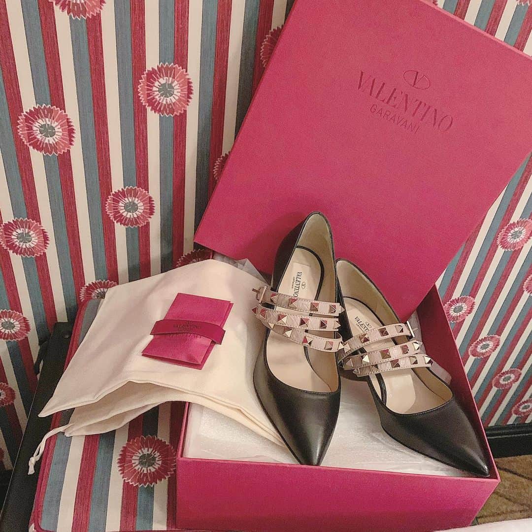 のインスタグラム：「❤︎ @maisonvalentino の靴を...👠 素敵な靴を履くと靴が素敵な場所へ連れて行ってくれる❤︎ そんな迷信、信じちゃう☺️ まだまだ大人になりたくないと夢の中にこもっていたけど 大人も悪くないなって思えた今日この頃🇫🇷 この靴を履いてもっとかっこいい女性になれるように日々頑張るぞ ： #maisonvalentino #paris」