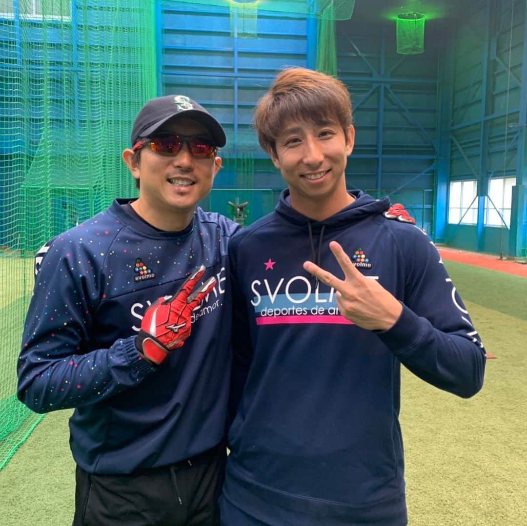 福田秀平のインスタグラム：「最後に宗さんに会って来ました^ ^ 宗さんに憧れて宗さんのようになりたいって思って野球をやってきました。 それは、これからも変わらないです。 大好きな先輩です。 何かあって誰かを呼ぶ時に「しゅーへー」って呼んでしまうクセ、治ってなかったな^ ^笑 僕は密かにそれがずっと嬉しかったんですけどね(T ^ T)笑 とにかく、お互い今年一年体調に気をつけて、また、元気な姿でお会いしましょう^ ^ #川﨑宗則 #お互いにスボルメ #svolme  #福田秀平」