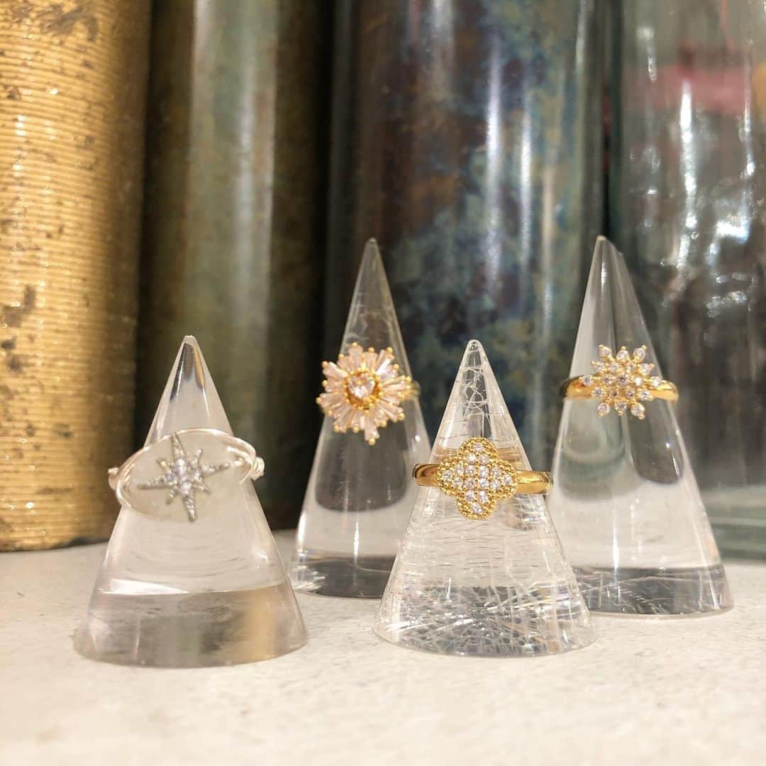 BOX CHARM Industryのインスタグラム：「おはようございます🌤 ビジューやガラスチャームを使ったリングでお手元を華やかにしてみませんか~？꙳✧˖° #boxcharmindustry #boxcharm #handmade #accessory #harajuku  #ボックスチャームインダストリー #ボックスチャーム #ハンドメイド #アクセサリー #原宿 #キャットストリート #リング #指輪 #ガラスチャーム #ビジューチャーム #オリジナルデザイン #東京観光 #原宿観光」