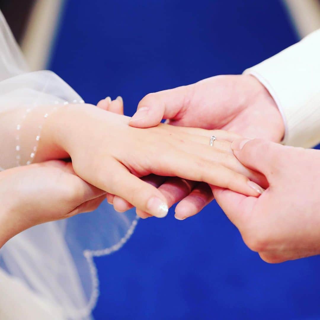 ティアラガーデンズ伊勢崎さんのインスタグラム写真 - (ティアラガーデンズ伊勢崎Instagram)「指輪の交換💍✨ * その昔、左手の薬指には心臓に繋がる太い血管があると考えられていたそうです。 そこで、「お互いの心を繋ぐ」という意味で結婚指輪は左手の薬指にはめると言われています💍💖💍 * #結婚指輪 #左手の薬指 #マリッジリング #挙式 #結婚 #結婚式 #ウエディング #wedding  #幸せ花嫁 #卒花嫁 #卒花嫁レポ #ティアラ婚レポ #ティアラガーデンズ伊勢崎 #群馬 #伊勢崎 #結婚式場 #群馬結婚式場#伊勢崎結婚式場#結婚式場探し #ブライダルフェア #結婚式準備 #プレ花嫁#全国のプレ花嫁さんと繋がりたい#群馬花嫁#埼玉花嫁」1月29日 11時20分 - tiara_gardens.isesaki