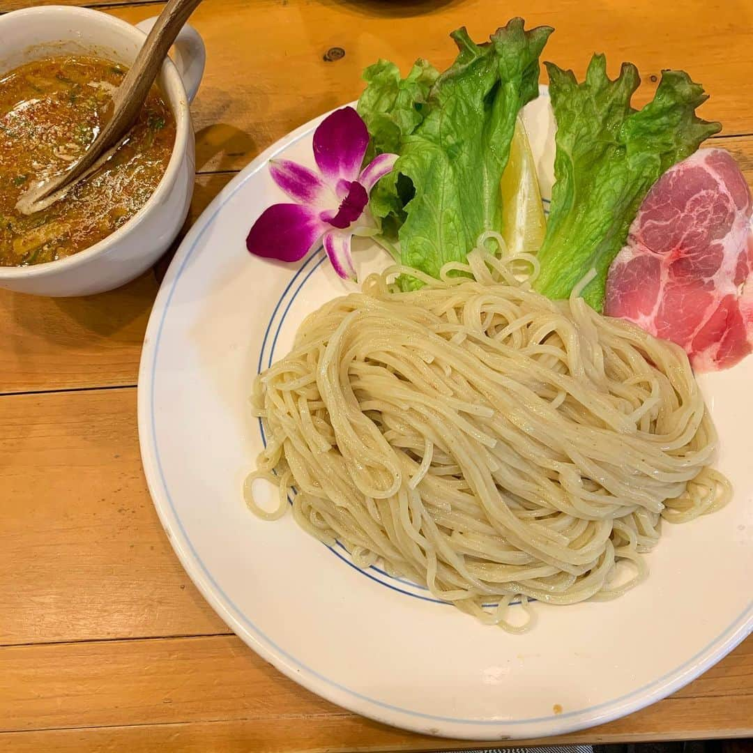 渡邉ひかるさんのインスタグラム写真 - (渡邉ひかるInstagram)「麺屋　Hulu-lu @ 池袋 辛つけ麺 850円 ・ ・ ・ ・ ・ c6出口から約徒歩8分にある1店舗。 ラーメン激戦区の池袋で有名な麺屋Hulu-lu。 なかなかタイミングが合わなかったのですが、ようやく行くことができました。 平日の開店時間11:30めがけで向かいましたが、既にお客さんが既に2組、そのあともお客さんが次々と。 男性もいますが女性が多かったです。 毎週金曜日がつけ麺の日らしく、普通のラーメンはボタンが押せなくなっていたので、〝辛つけ麺〟を注文。 単品でスパムおにぎりがあるのもここのお店のハワイ感のある雰囲気ならでは。 並・中・大と麺の量が選べましたが並でも200gということで、並を選びました。 1月24日が8周年記念ということで、常連さんが、店主の方とお話ししていて、素敵な日に伺えたなぁと新規の私はしみじみ…。 約10分後に着丼。 麺は太麺でもっちりと弾力がある。 レタスに、お花、生ハムと彩りが綺麗。 スープは爽やかな辛さの中に甘味もあってで、細かなメンマが沢山入っているのと、ガパオライスなどに入っている、バジルの香りのするひき肉も入っていて、香りが良い。 私以外にも、女性の方々が続けて辛つけ麺を頼んでいたので、人気なのかな…？ 他に無いこのお店ならではの雰囲気と味！ ぜひ他のメニューも食べてみたいです。 ・ ・ ・ ・ ・ ・ ・ ・ 営業時間⏰ 【月・水・目・金・土】 11:30〜15:00 18:00〜21:00 ・ 【日・祝】 11:30〜15:30 ・ 定休日💤 火曜 (ご来店前にご確認ください) ・ ・ ・ ・ ・ ・ #らーめん　#ラーメン　#ラーメン大好き渡邉さん　#麺スタグラム　#池袋　#麺屋Hululu　#麺屋フルル　#つけ麺　#食べスタグラム　#太麺　#Hawaii #ハワイ　#辛つけ麺　#東京　#百名店2019 #menyahululu #ramen #ikebukuro #tokyo #tsukemen」1月29日 11時33分 - ramenwatanabe0215