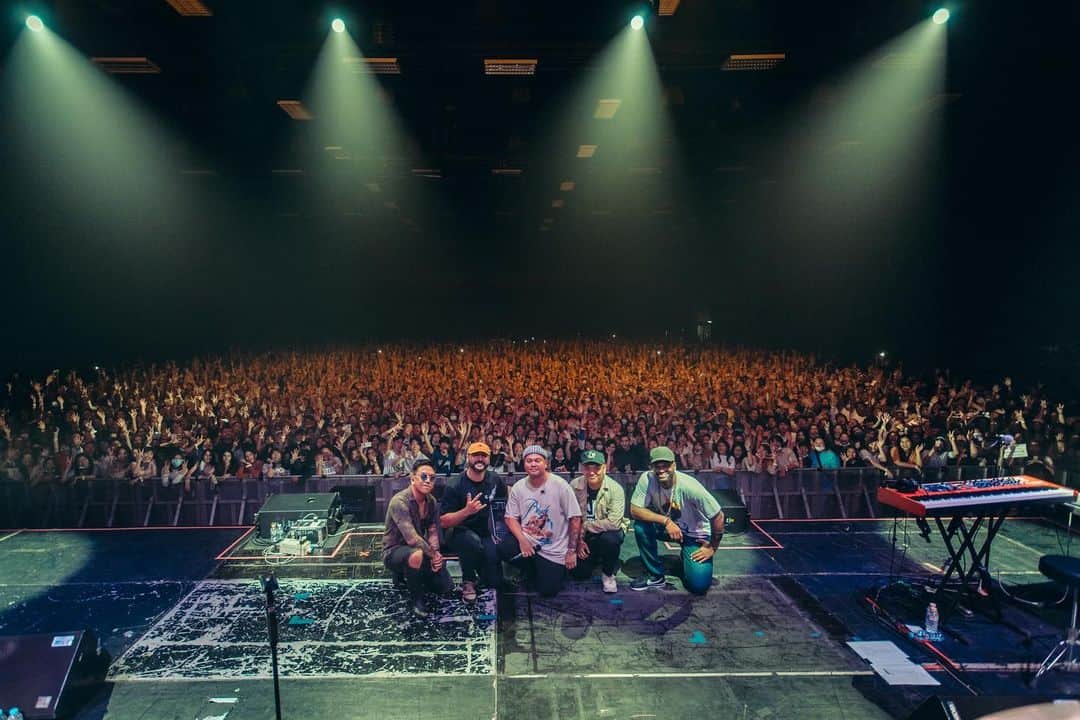 Jeff Bernatさんのインスタグラム写真 - (Jeff BernatInstagram)「To make memories with people I love and impact the world is all I want to do in life. This past weekend I played my first ever show in Thailand to a sell out crowd of 3,000 people then shortly after heard the tragic news. Life is so short and tomorrow is never promised. I will forever cherish these moments and am beyond grateful for every day I am given. I am humbled by this trip, blessed and ready to work even harder. #MambaMentality  Thank you, Bangkok 🇹🇭 Thank you, Kobe 💜💛」1月29日 11時27分 - jeffbernat