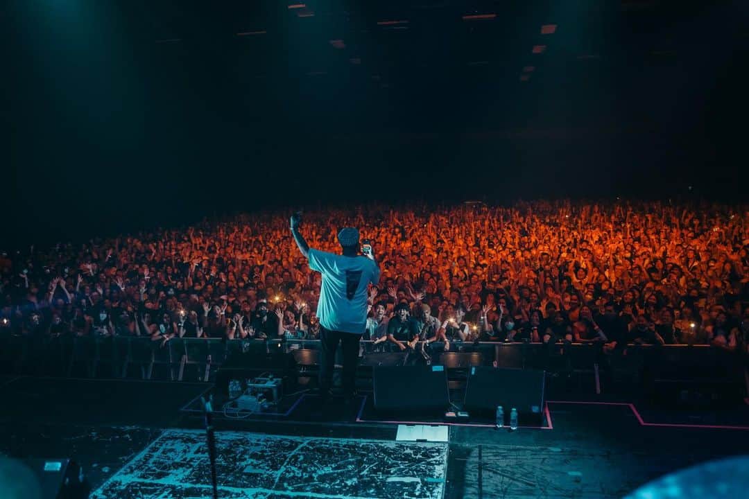 Jeff Bernatさんのインスタグラム写真 - (Jeff BernatInstagram)「To make memories with people I love and impact the world is all I want to do in life. This past weekend I played my first ever show in Thailand to a sell out crowd of 3,000 people then shortly after heard the tragic news. Life is so short and tomorrow is never promised. I will forever cherish these moments and am beyond grateful for every day I am given. I am humbled by this trip, blessed and ready to work even harder. #MambaMentality  Thank you, Bangkok 🇹🇭 Thank you, Kobe 💜💛」1月29日 11時27分 - jeffbernat