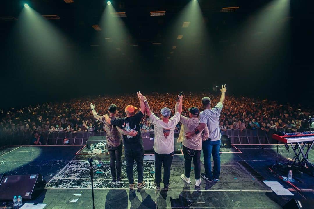 Jeff Bernatのインスタグラム：「To make memories with people I love and impact the world is all I want to do in life. This past weekend I played my first ever show in Thailand to a sell out crowd of 3,000 people then shortly after heard the tragic news. Life is so short and tomorrow is never promised. I will forever cherish these moments and am beyond grateful for every day I am given. I am humbled by this trip, blessed and ready to work even harder. #MambaMentality  Thank you, Bangkok 🇹🇭 Thank you, Kobe 💜💛」