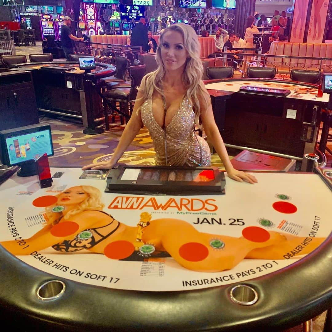 ニッキー・ベンツさんのインスタグラム写真 - (ニッキー・ベンツInstagram)「I’m your neighborhood card dealer. Not gonna lie, seeing myself on this table was dope! I don’t gamble, but if I did I’d be here all night. #avn2020 #avnawards2020」1月29日 11時37分 - nikkibenz