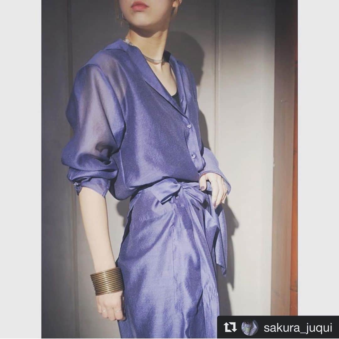 鑑田幸代のインスタグラム：「透け感💙#Repost @sakura_juqui with @get_repost ・・・ . @fumietanaka_jp  NEW IN 💙  透け感と色合いがとっても素敵で 光に当たった時の光沢がたまらなく可愛い😌💕 ボリュームのあるアクセサリーとも相性バッチリ◎ ・ #fumietanaka  #8uede  #juqui #nagoya #fashion #selectshopleeen」
