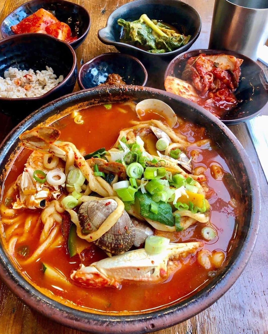 Eater LAさんのインスタグラム写真 - (Eater LAInstagram)「Spicy seafood kalguksu with banchan from @hangarikalguksu. 📸: @shollzeats. Hashtag #eaterla on your best photos for a chance to be featured.」1月29日 11時40分 - eater_la