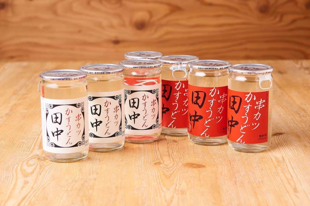串カツ田中さんのインスタグラム写真 - (串カツ田中Instagram)「. 串カツ田中の"オリジナルワンカップ酒"はいかがでしょう？ . 揚げ物に合うさっぱりとした味が特徴の日本酒。 寒い日が続いておりますので、熱燗でほっと温まるのもおすすめです♪ . . #串カツ#串カツ田中#2度づけ禁止#揚げたて#大阪伝統の味#大阪グルメ#東京グルメ#グルメ好きな人と繋がりたい#関西グルメ#名古屋グルメ#串揚げ#ぐるめ#はしご酒#大衆酒場#酒好き#熱燗#冷酒#さっぱり#お酒大好き#居酒屋巡り#飲みすぎ注意#つまみ#飲みスタグラム#くしかつ #あげもの #ぐるめすたぐらむ#安い居酒屋#コスパいい#オリジナルカップ#ぽんしゅたぐらむ」1月29日 11時50分 - kushikatsu_tanaka