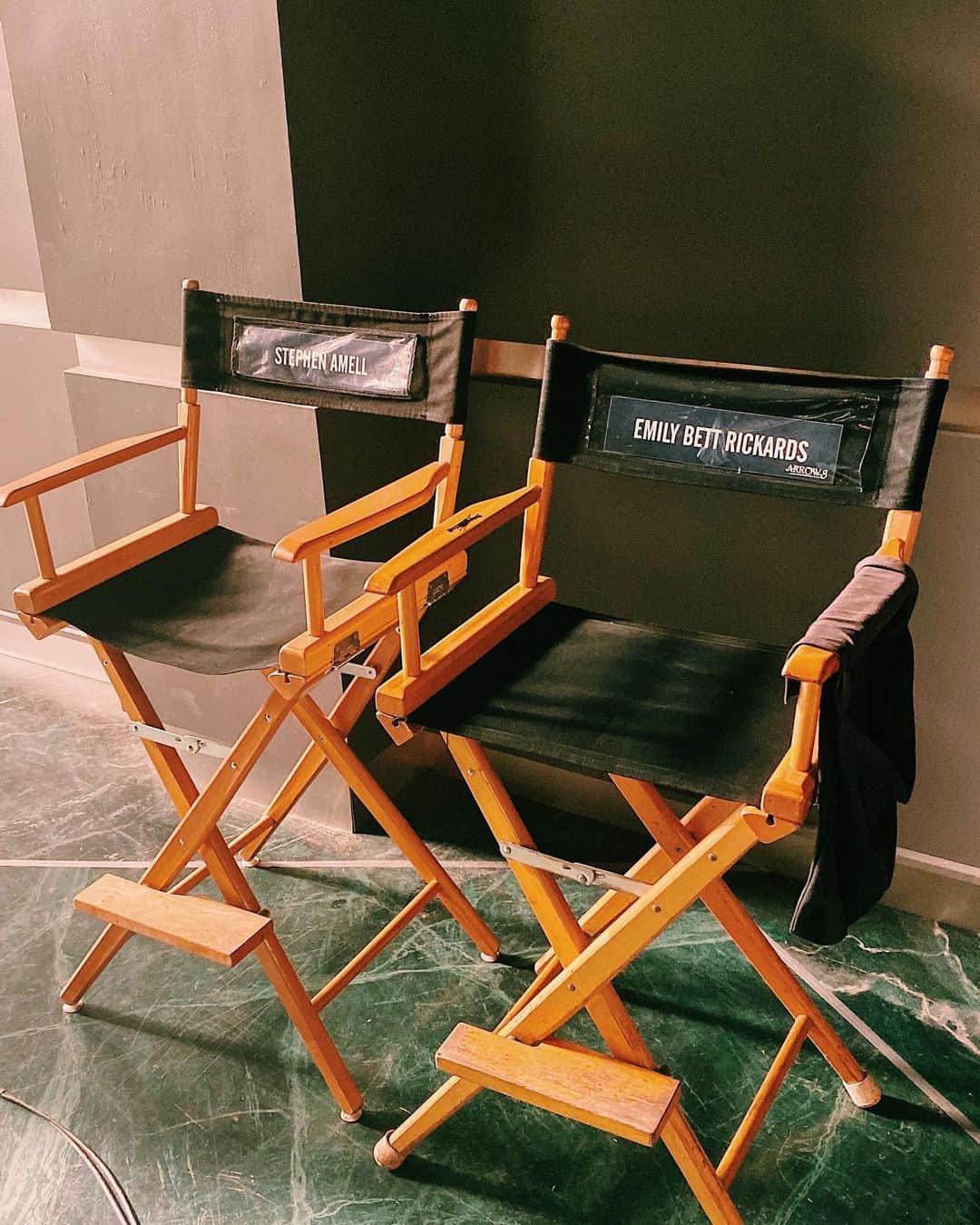 エミリー・ベット・リカーズのインスタグラム：「Until the next one bud! And to the rest of you... Enjoy the finale. The last 8 years would have been impossible without you all. 💚 thank you! X」