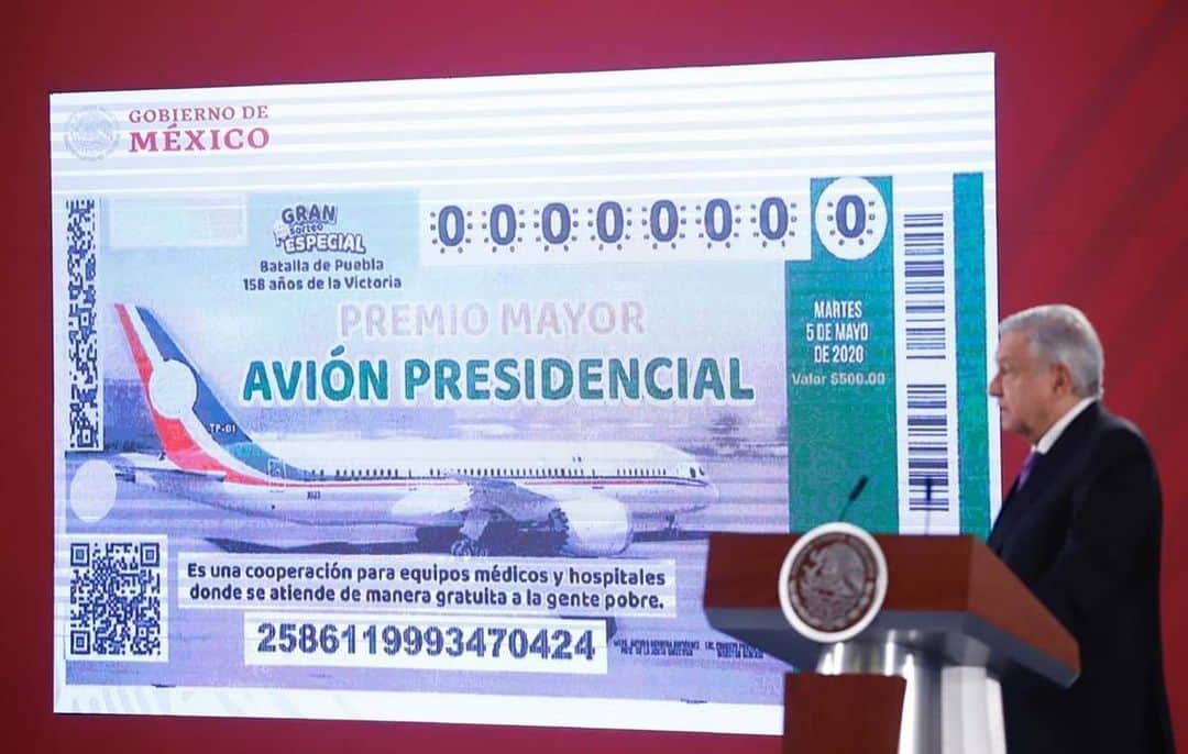 Despierta Americaさんのインスタグラム写真 - (Despierta AmericaInstagram)「@lopezobrador  presenta boleto para la rifa del avión presidencial.」1月29日 11時48分 - despiertamerica