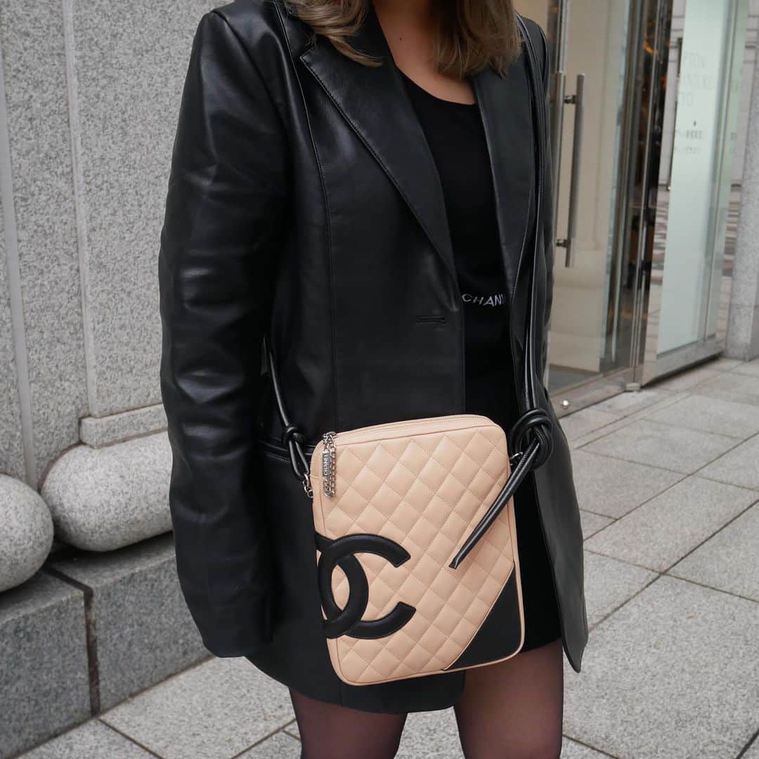 のインスタグラム：「Vintage Chanel cambon shoulder bag. ▶︎Free Shipping Worldwide✈️ ≫≫≫ DM for more information 📩 info@amorevintagetokyo.com #AMOREvintage #AMORETOKYO #tokyo #Omotesando #Aoyama #harajuku #vintage #vintageshop #ヴィンテージ #ヴィンテージショップ #アモーレ #アモーレトーキョー #表参道 #青山 #原宿#東京 #chanel #chanelvintage #vintagechanel #ヴィンテージ #シャネル #ヴィンテージシャネル」