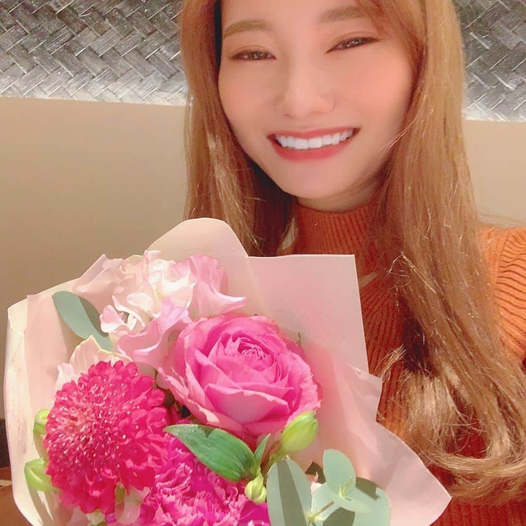 金子実加さんのインスタグラム写真 - (金子実加Instagram)「KINTANで友達にお誕生日祝いして頂きました🎁✨ 素敵なお花とプレゼントと美味しいご飯と最高の友達が居たら幸せです✨✨✨ ありがとう🔥✨ 野菜を大量に食べれたし、お肉も美味しかった🎂 . . . . . . . . . . #kintan表参道 #kintan #birthdaypresent #birthdayプレート　#バースデープレート　#肉ケーキ #サプライズ　#友達　#誕生日　#花　#花束　#ブーケ」1月29日 22時54分 - kanekomika0127