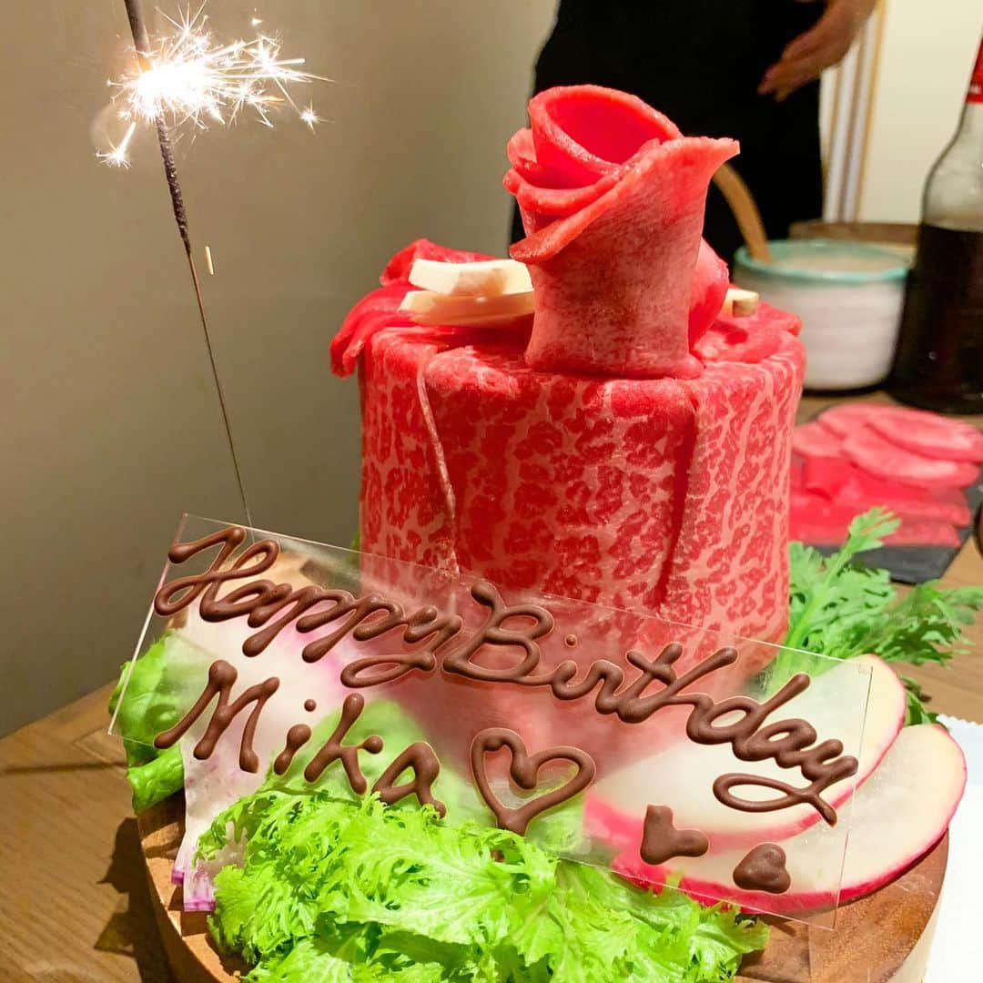 金子実加さんのインスタグラム写真 - (金子実加Instagram)「KINTANで友達にお誕生日祝いして頂きました🎁✨ 素敵なお花とプレゼントと美味しいご飯と最高の友達が居たら幸せです✨✨✨ ありがとう🔥✨ 野菜を大量に食べれたし、お肉も美味しかった🎂 . . . . . . . . . . #kintan表参道 #kintan #birthdaypresent #birthdayプレート　#バースデープレート　#肉ケーキ #サプライズ　#友達　#誕生日　#花　#花束　#ブーケ」1月29日 22時54分 - kanekomika0127