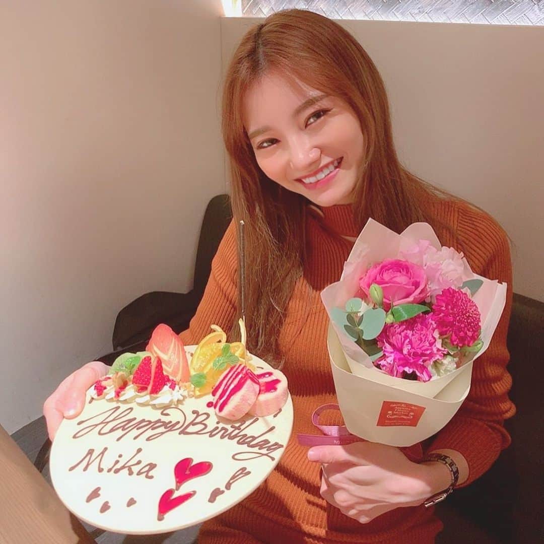 金子実加さんのインスタグラム写真 - (金子実加Instagram)「KINTANで友達にお誕生日祝いして頂きました🎁✨ 素敵なお花とプレゼントと美味しいご飯と最高の友達が居たら幸せです✨✨✨ ありがとう🔥✨ 野菜を大量に食べれたし、お肉も美味しかった🎂 . . . . . . . . . . #kintan表参道 #kintan #birthdaypresent #birthdayプレート　#バースデープレート　#肉ケーキ #サプライズ　#友達　#誕生日　#花　#花束　#ブーケ」1月29日 22時54分 - kanekomika0127